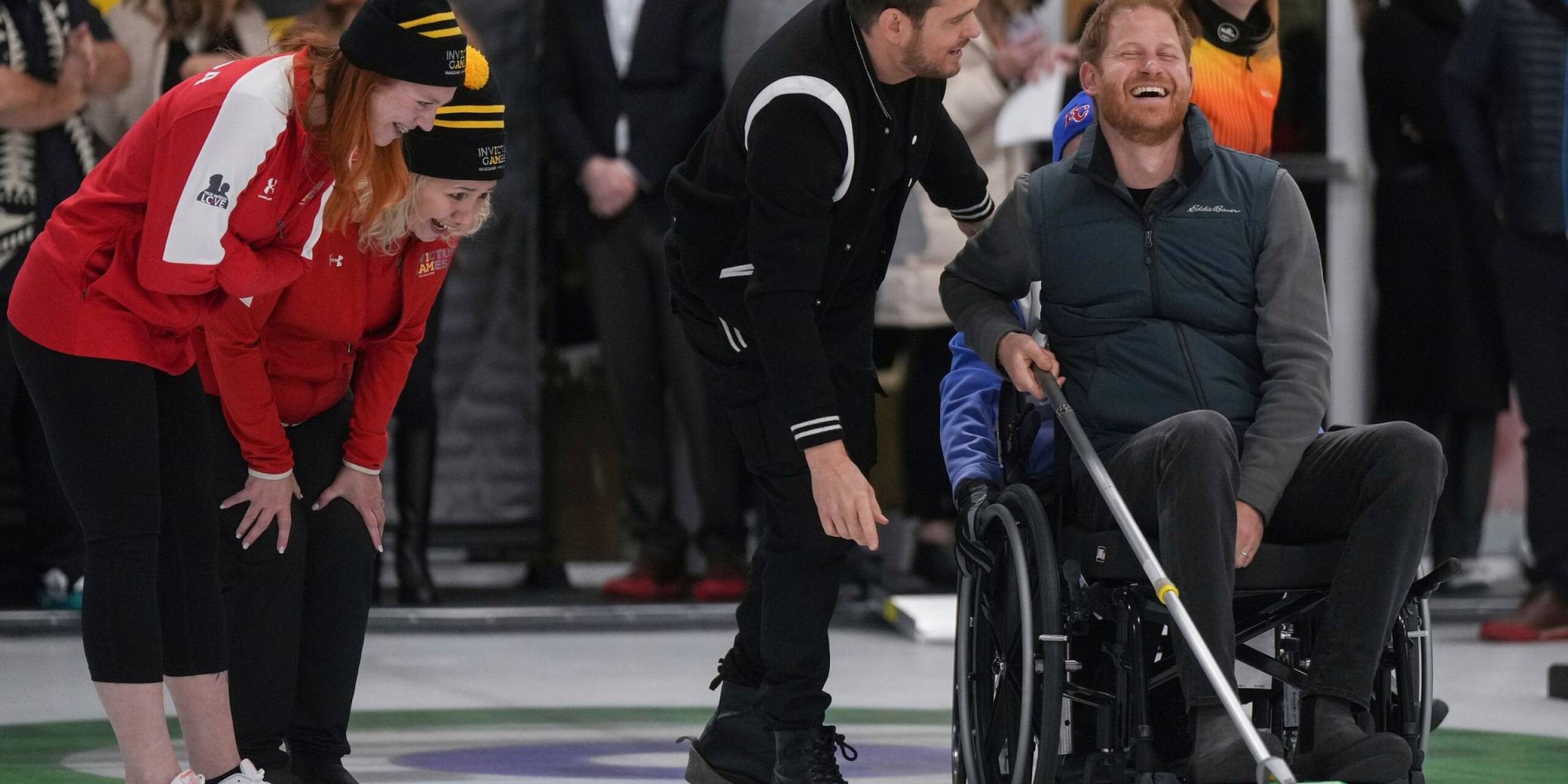 Sänger Michael Buble (2.v.r) scherzt mit Prinz Harry, der bei einem Trainingslager der Invictus Games in Vancouver Rollstuhlcurling ausprobiert.