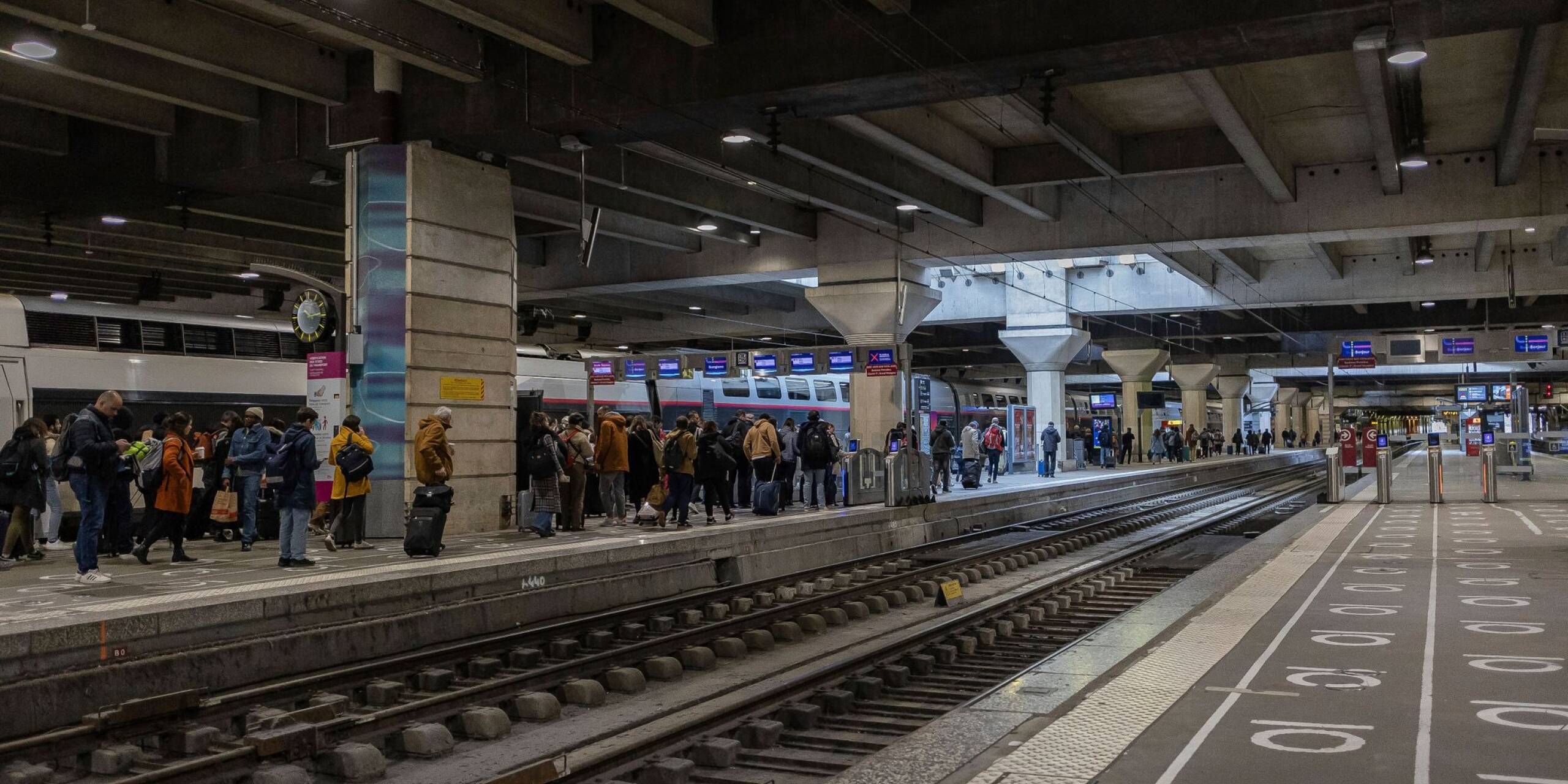 Fahrgäste warten am Bahnhof Montparnasse in Paris auf ihren Zug. In Frankreich streiken derzeit die Schaffner, die eine Lohnerhöhung fordern.