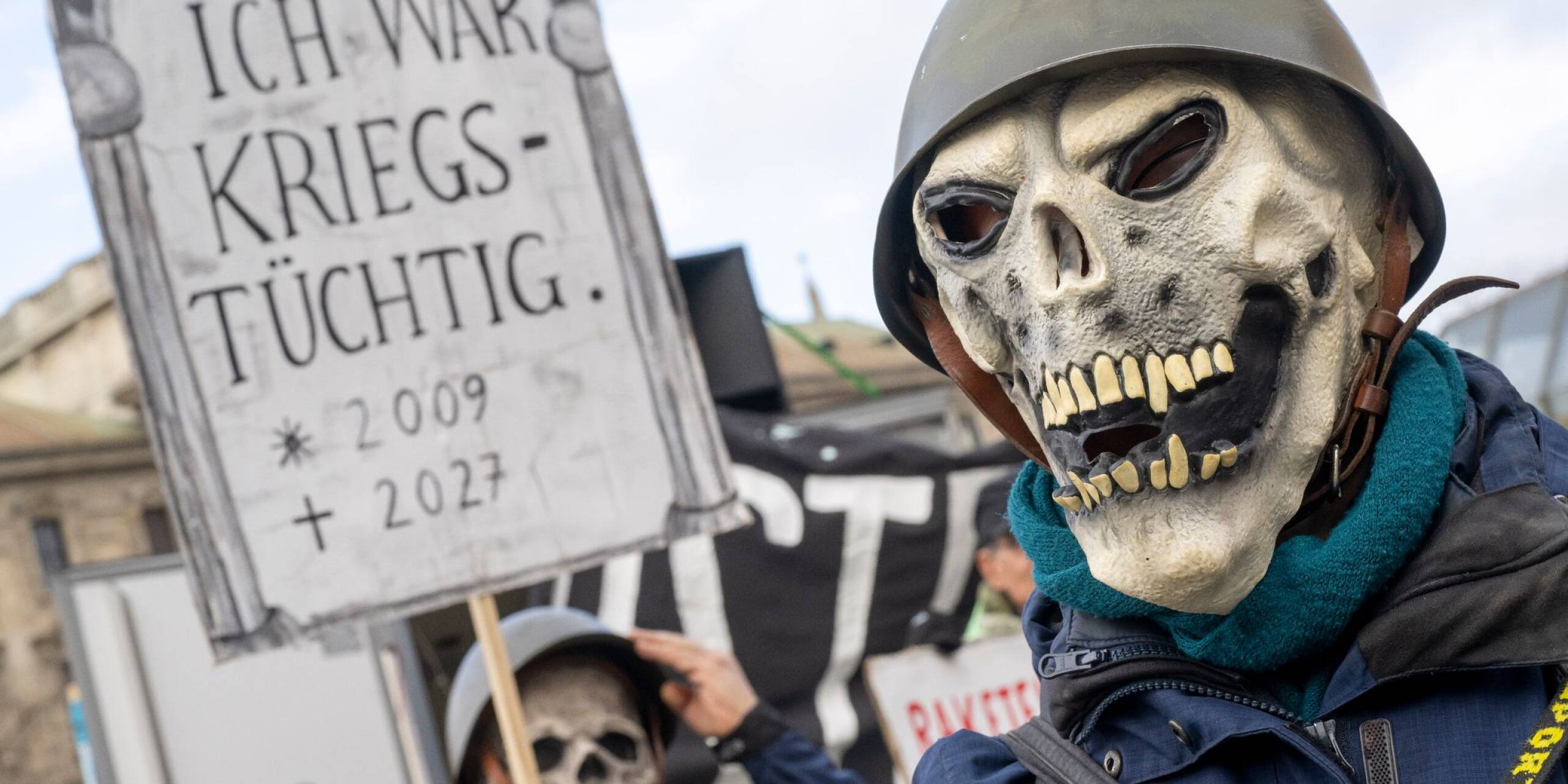 Tausende Menschen haben anlässlich der Münchner Sicherheitskonferenz für Frieden in der Welt und gegen Missstände in einzelnen Regionen demonstriert. Einige setzten sich dafür sogar Masken auf.