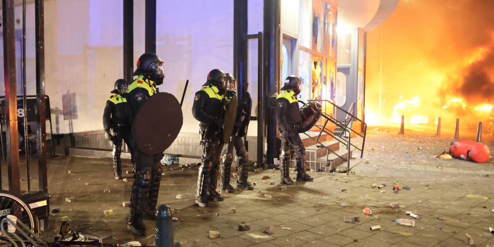 Die Polizei greift in eine Konfrontation zwischen zwei Eritreergruppen ein. Die Polizei greift in eine Konfrontation zwischen zwei Eritreergruppen ein.