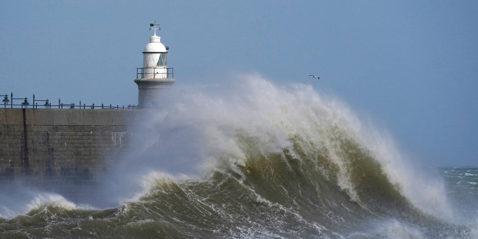 Stürmische Tage im britischen Kent - doch der Leuchtturm hält den Wellen stand.