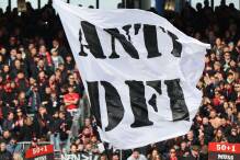 Erneute Proteste: Nürnberg-Fans im Stadion-Innenraum

