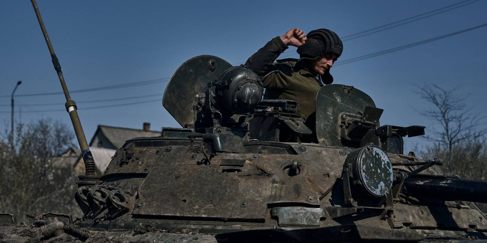 Ein ukrainischer Soldat gestikuliert auf einem gepanzerten Mannschaftstransportwagen an der Frontlinie in Bachmut.