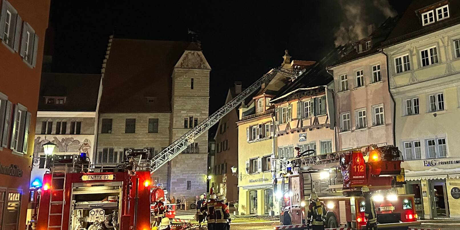 Feuerwehrleute löschen den Brand in dem Dachstuhl eines Hauses.
