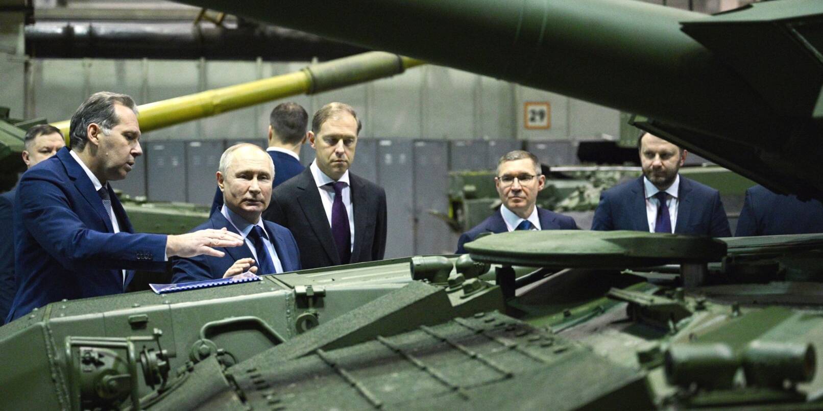 Kremlchef Wladimir Putin (3.v.l) besucht die Forschungs- und Produktionsgesellschaft Uralwagonsawod (Uralwaggonwerk) in Nischni Tagil.