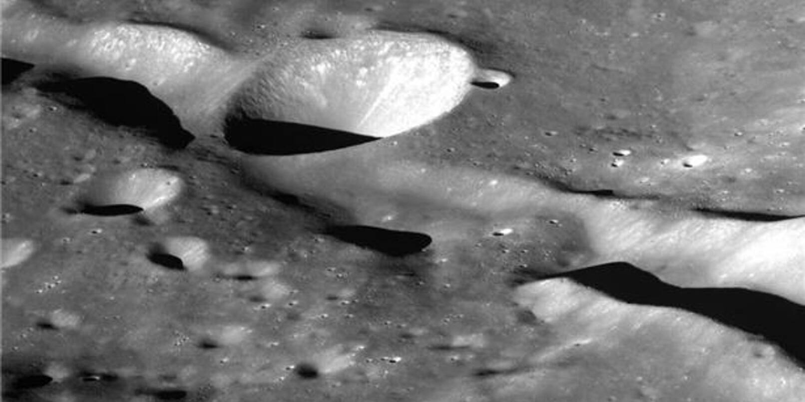 Das Foto zeigt den Krater Vallis Schrödinger, das Südkoreas erster Mondsonde Danuri mit seiner hochauflösenden Kamera aufgenommen hat.