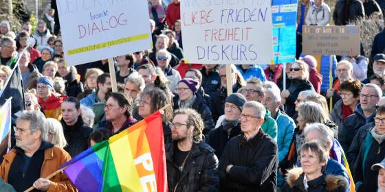 600 Menschen setzen ein Zeichen gegen rechts in Hirschberg 