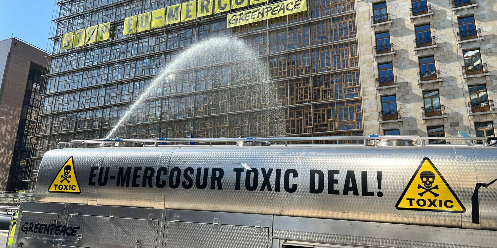 Die Umweltschützer von Greenpeace bringen ihren Unmut über das geplante EU-Mercosur-Abkommen zum Ausdruck.