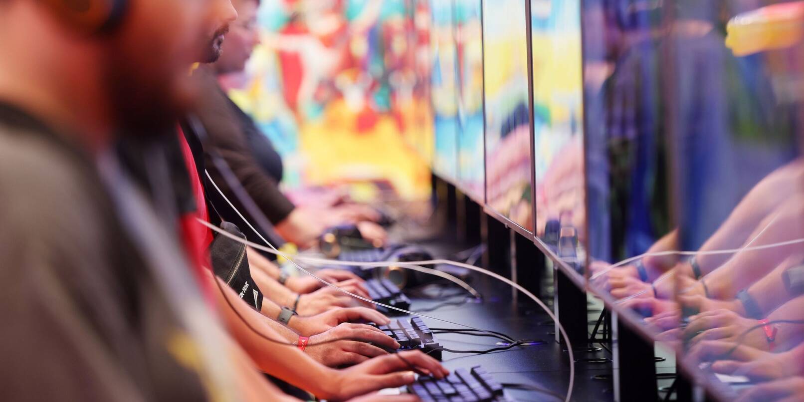 Messebesucher testen Computerspiele auf der der Gamescom in Köln (2022).