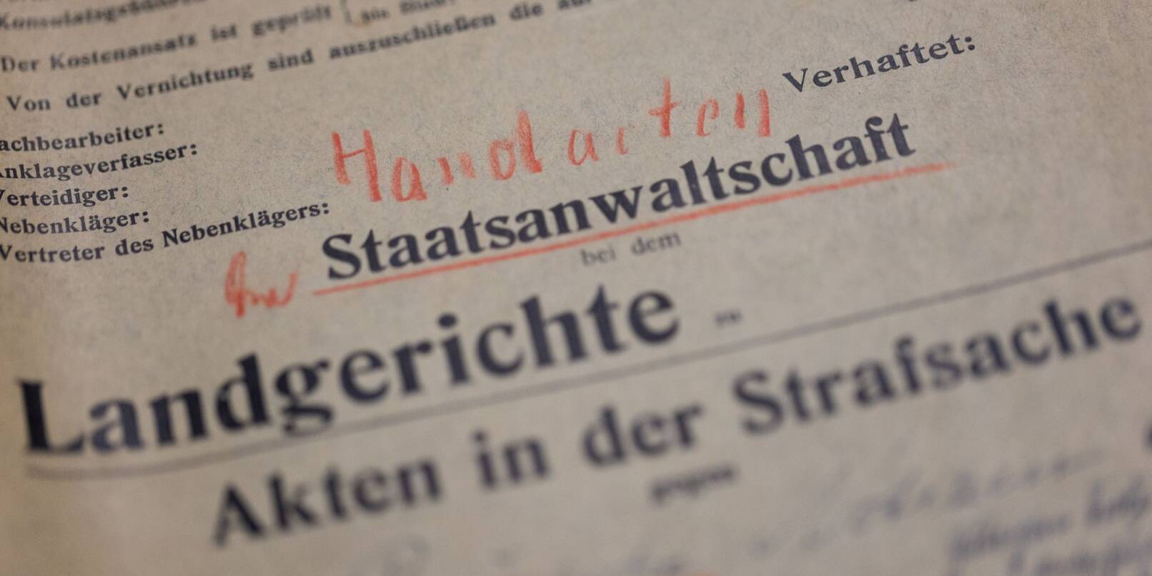 Unterlagen aus der Handakte zum Kriminalfall Peter Kürten liegen im Stadtarchiv auf einem Tisch. Die Handakte soll an die Abteilung Rheinland im Landesarchiv übergeben werden.