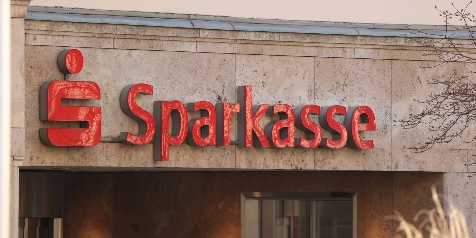 Der Schriftzug "Sparkasse" steht am Hauptgebäude der Sparkasse Gera-Greiz. Der Schriftzug "Sparkasse" steht am Hauptgebäude der Sparkasse Gera-Greiz.