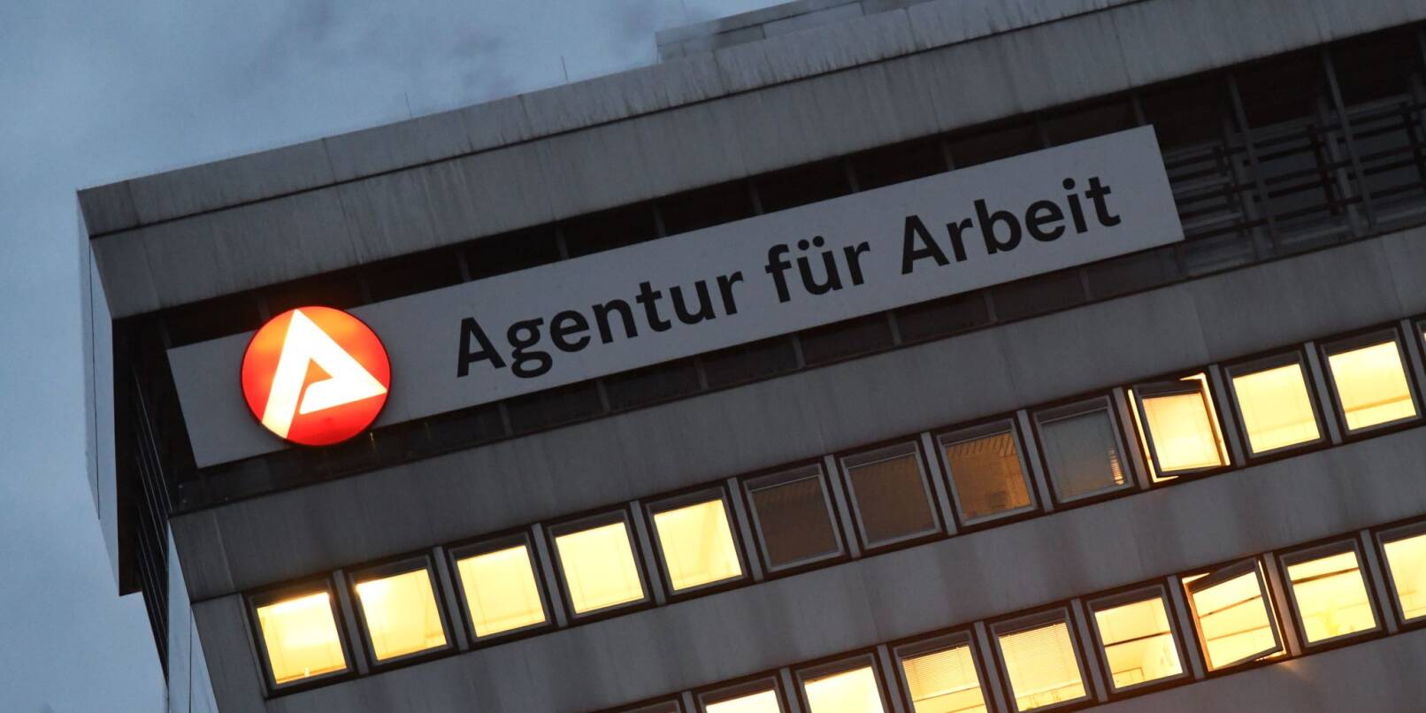 In zahlreichen Büroräumen der Agentur für Arbeit in Kassel brennt morgens Licht.