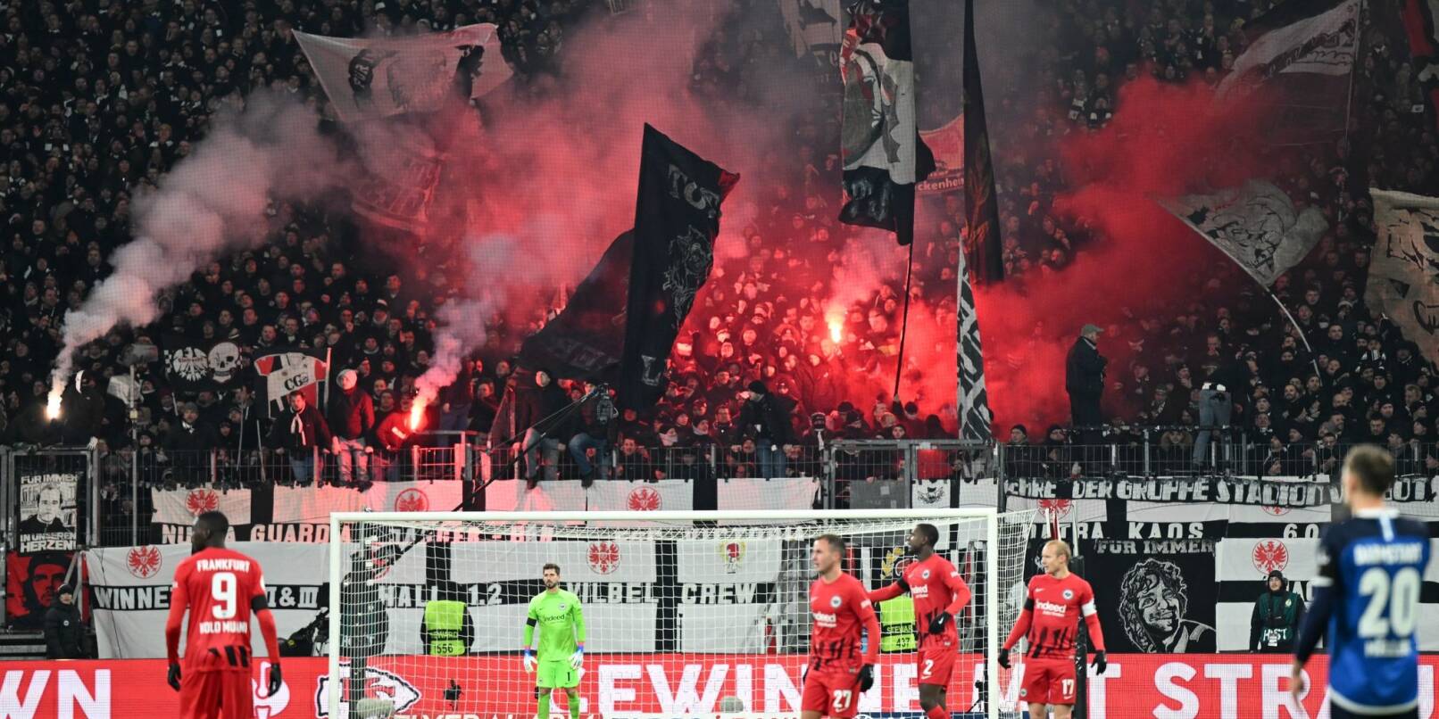 Eintracht-Fans zünden Pyrotechnik im Block.
