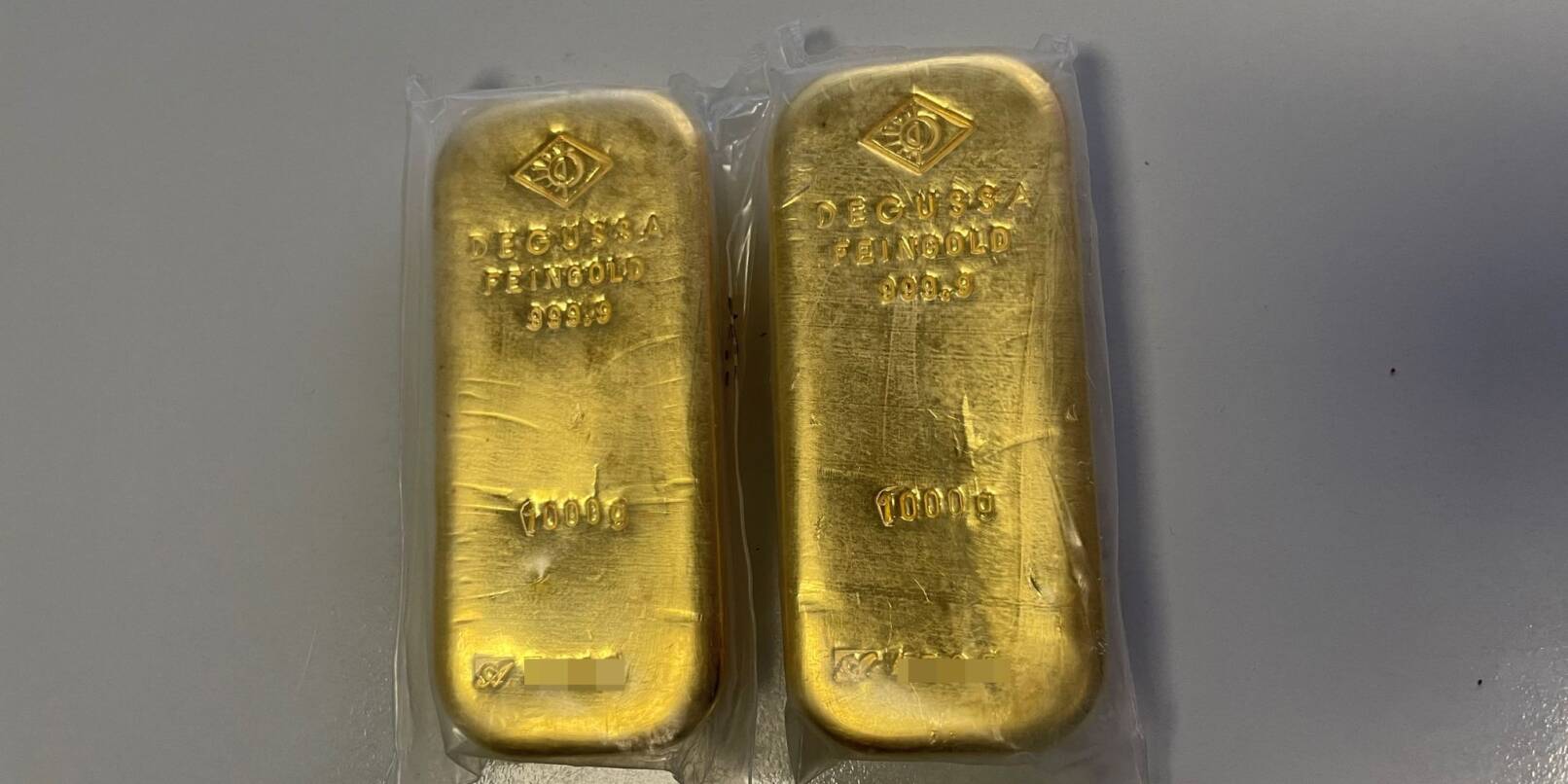 Zwei der Goldbarren, die ein Mann zusammen mit Goldmünzen bei einer Wohnungsentrümpelung in Heidelberg gefunden hat.
