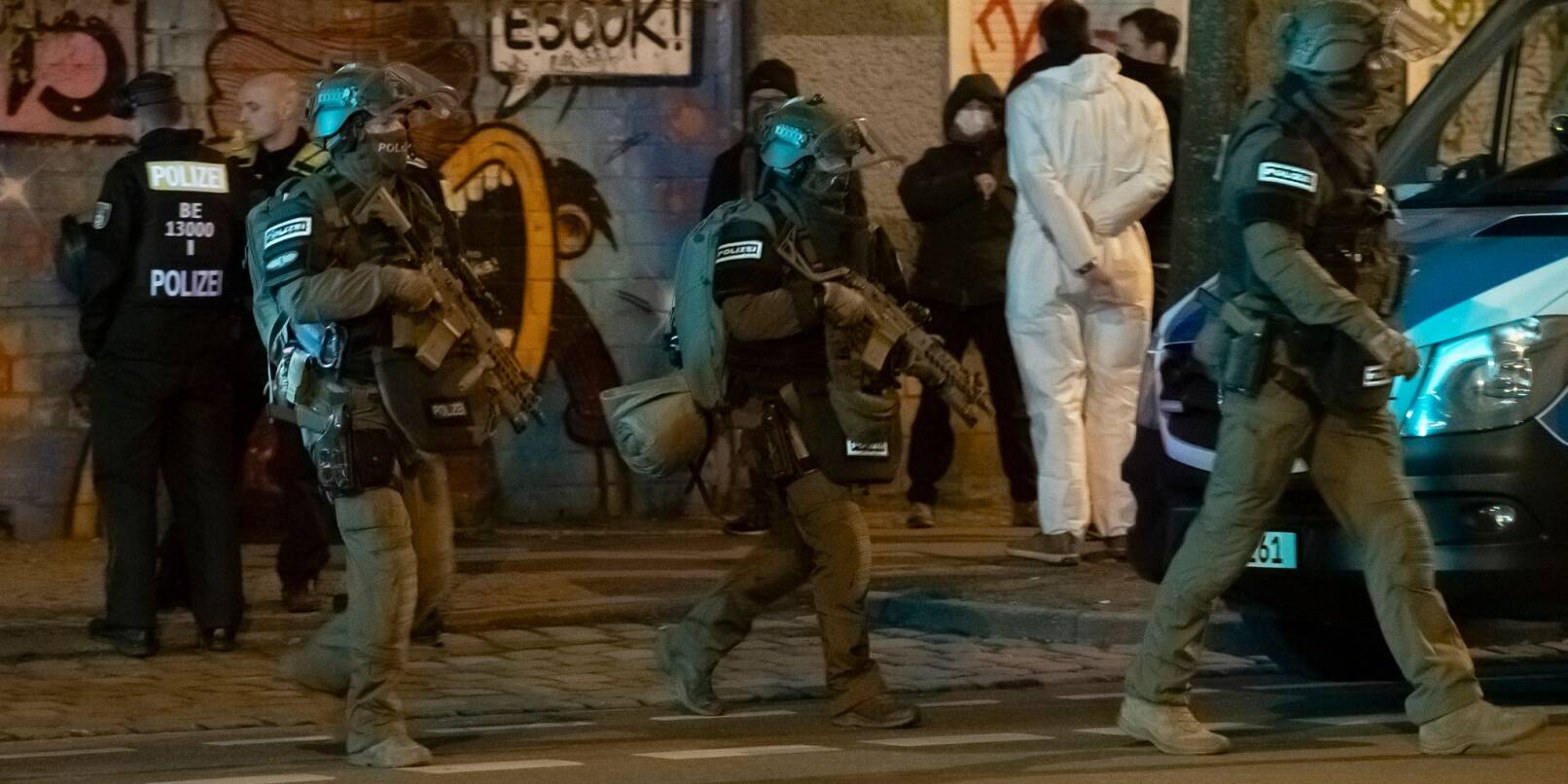 SEK-Beamte verlassen das Grundstück am Abend im Stadtteil Friedrichshain. SEK-Beamte verlassen das Grundstück am Abend im Stadtteil Friedrichshain.