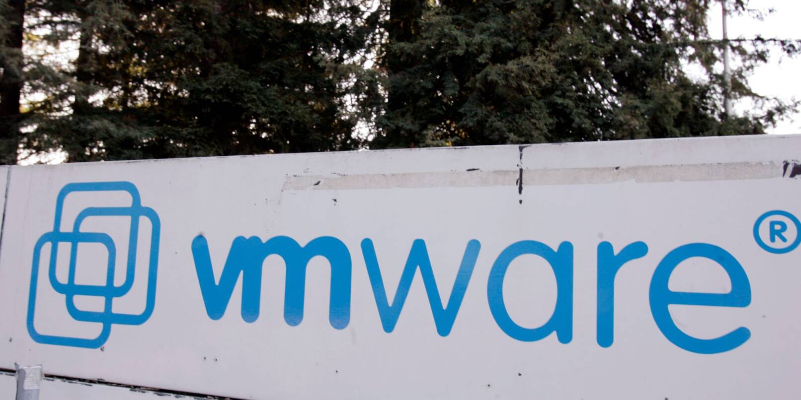 Außenansicht der VMware-Zentrale in Palo Alto. Der Chipkonzern Broadcom will sein Software-Geschäft mit der Übernahme des Cloud-Spezialisten verstärken.