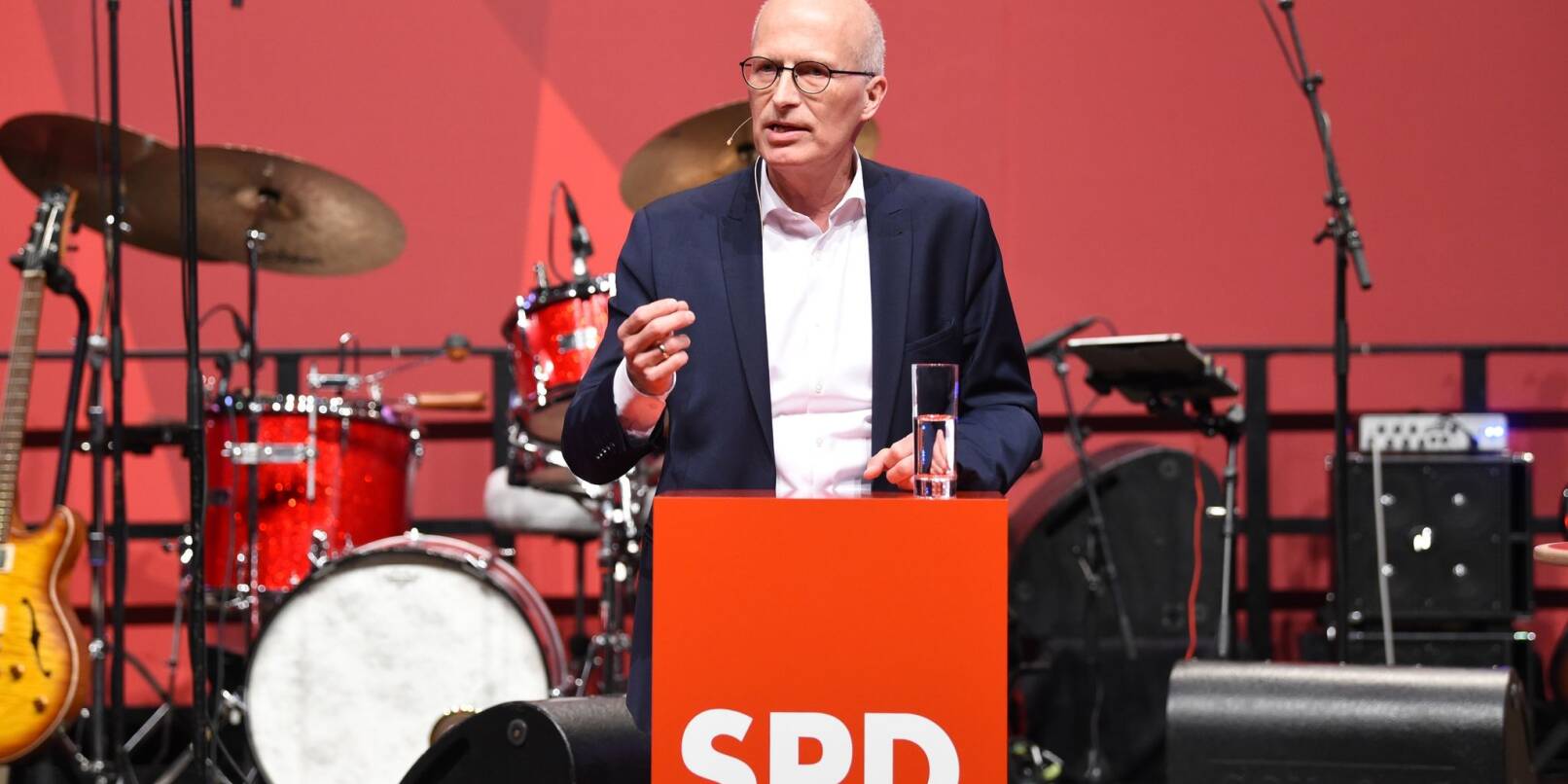 Hamburgs Erster Bürgermeister Peter Tschentscher (SPD) spricht bei einer Wahlkampfveranstaltung in Bremen.