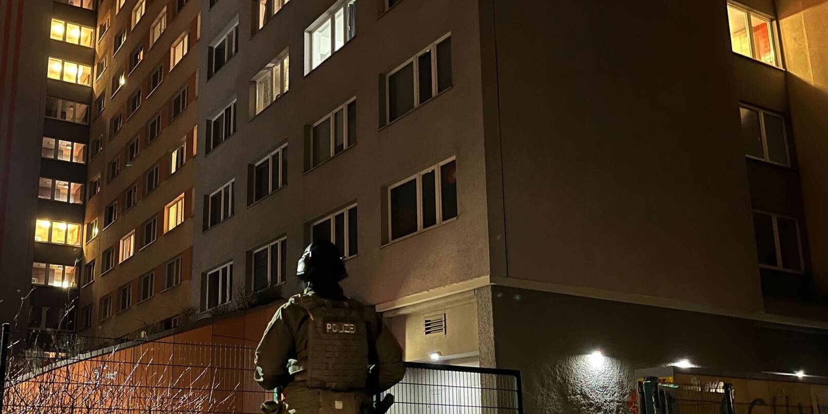 Ein Polizist steht vor dem Studentenwohnheim in Berlin-Friedrichshain, in dem eine Wohnung durchsucht wurde. Ein Polizist steht vor dem Studentenwohnheim in Berlin-Friedrichshain, in dem eine Wohnung durchsucht wurde.
