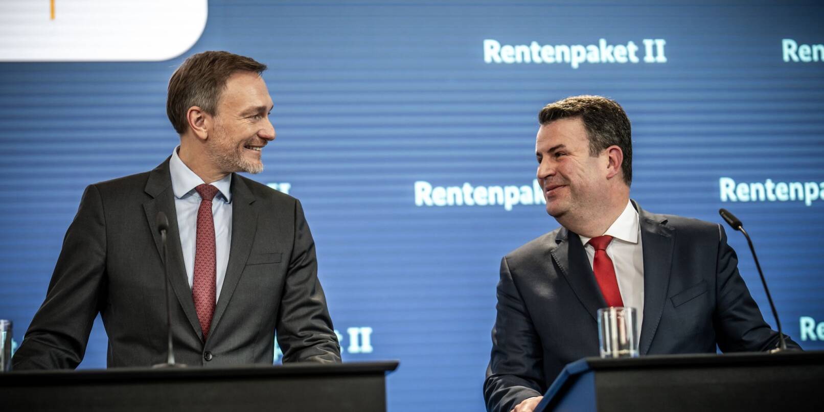 Finanzminister Christian Lindner (l) und Arbeitsminister Hubertus Heil stellen ihr Renten-Reformpaket in Berlin vor.