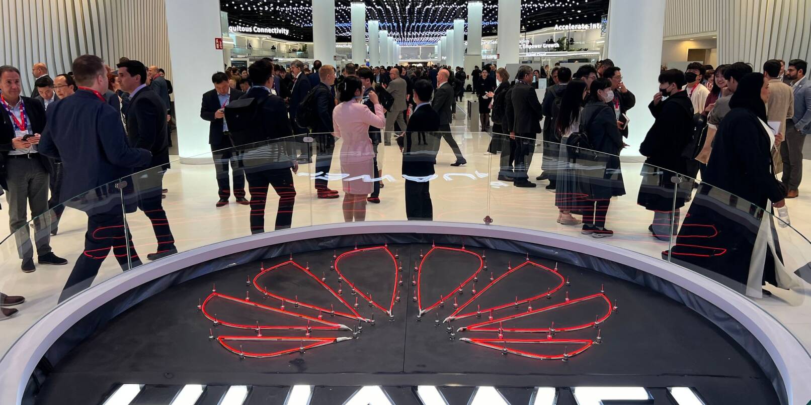 Das Logo des chinesischen Technologiekonzerns Huawei ist am Eingang seines Messestandes beim Mobile World Congress (MWC) zu sehen.