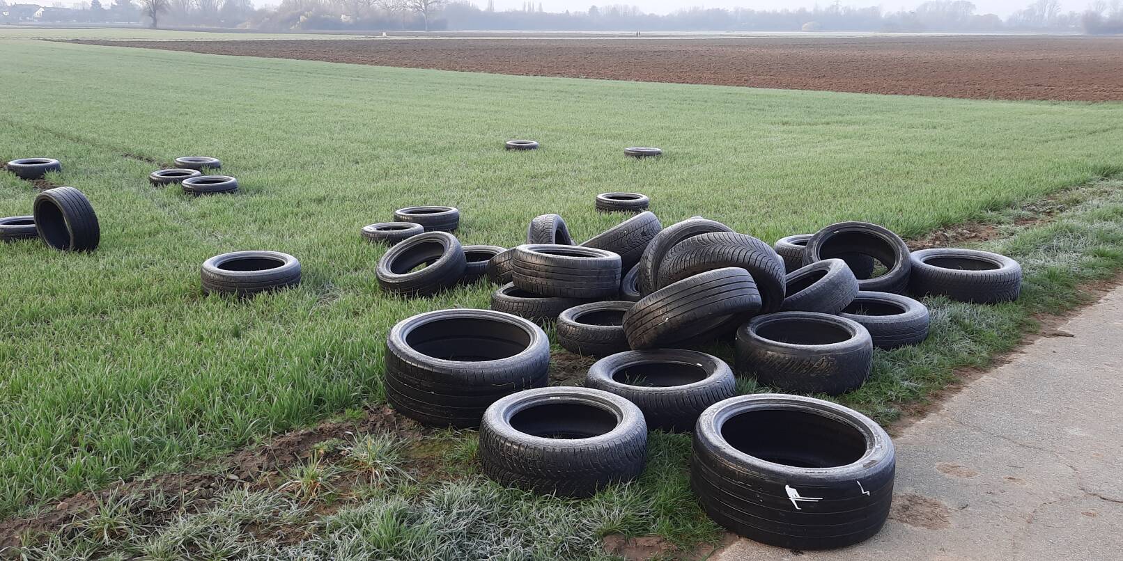 Auch in Laudenbach haben Unbekannte illegal Reifen entsorgt.
