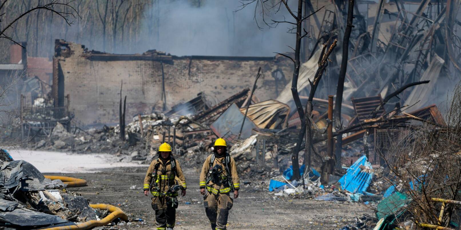Wegen eines großen Feuers mit giftigem Rauch sollen sich Menschen in der Kleinstadt Richmond im US-Bundesstaat Indiana in Sicherheit bringen.