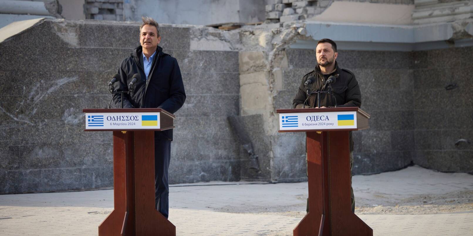 Der ukrainische Präsident Wolodymyr Selenskyj und Griechenlands Ministerpräsident Kyriakos Mitsotakis (l) geben eine Pressekonferenz in Odessa.