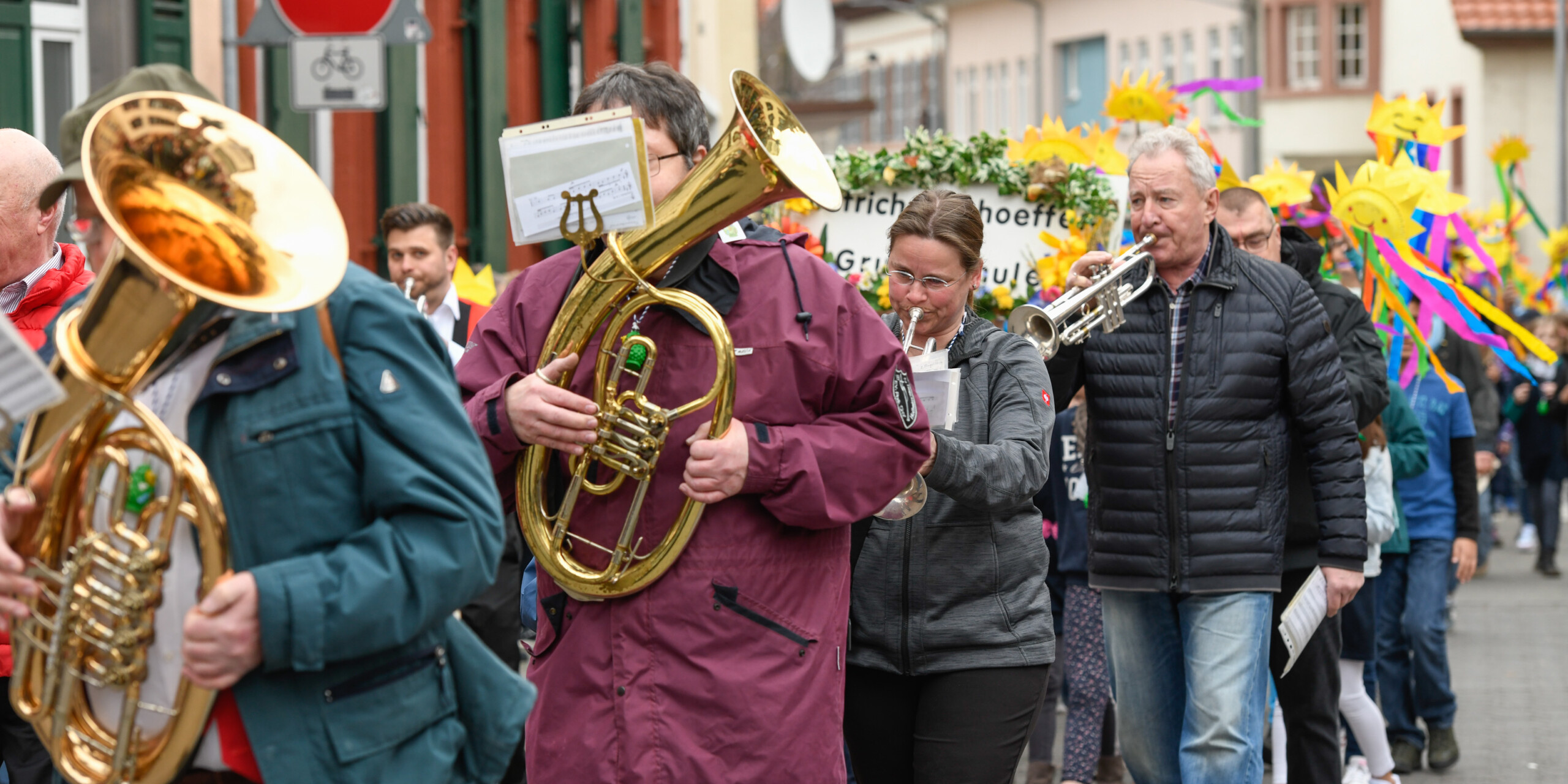Von Strih-strah-stroh über "Winter ade" reichten die Stücke, die die Musikgruppen beim Weinheimer Sommertagszug spielten. Von Strih-strah-stroh über "Winter ade" reichten die Stücke, die die Musikgruppen beim Weinheimer Sommertagszug spielten.