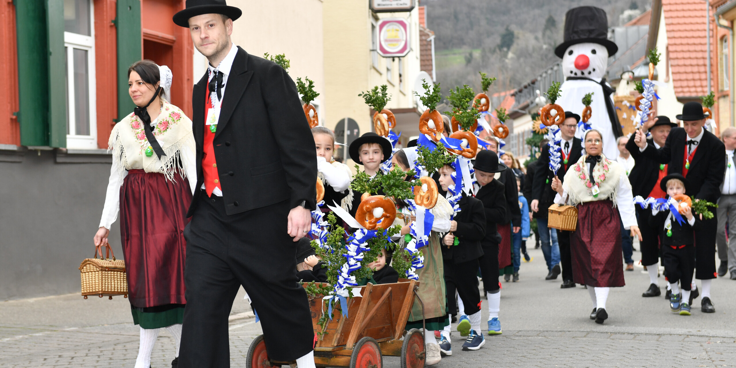 Der Heimat- und Kerweverein Alt-Weinheim präsentiert beim Weinheimer Sommertagszug die Schönheit der heimischen Trachten. Der Heimat- und Kerweverein Alt-Weinheim präsentiert beim Weinheimer Sommertagszug die Schönheit der heimischen Trachten.