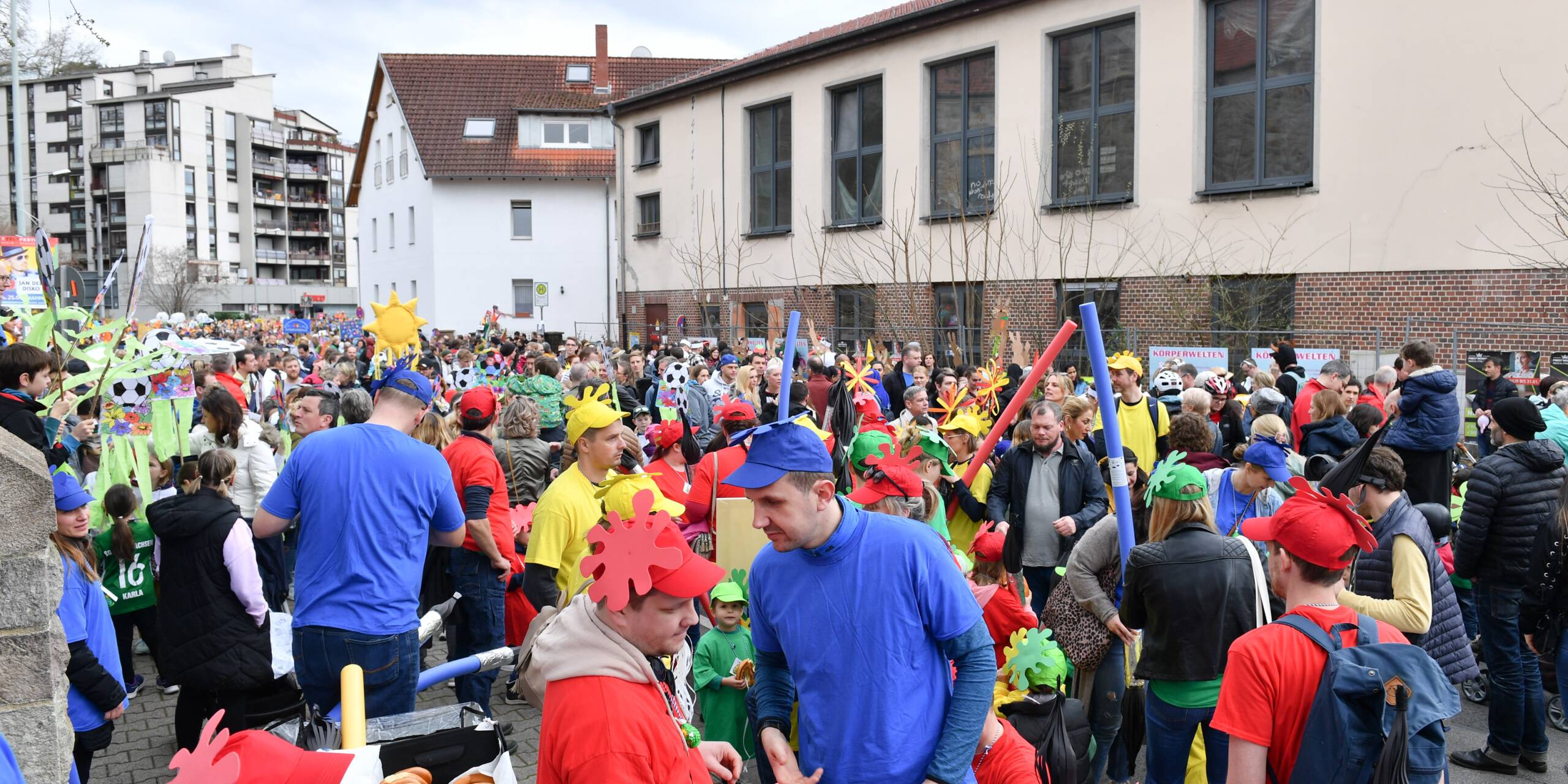 Knapp 3000 Menschen nahmen im Jahr 2023 teil. Die Zugaufstellung erfolgt traditionell entlang der Grundelbachstraße und vor der Peterskirche.