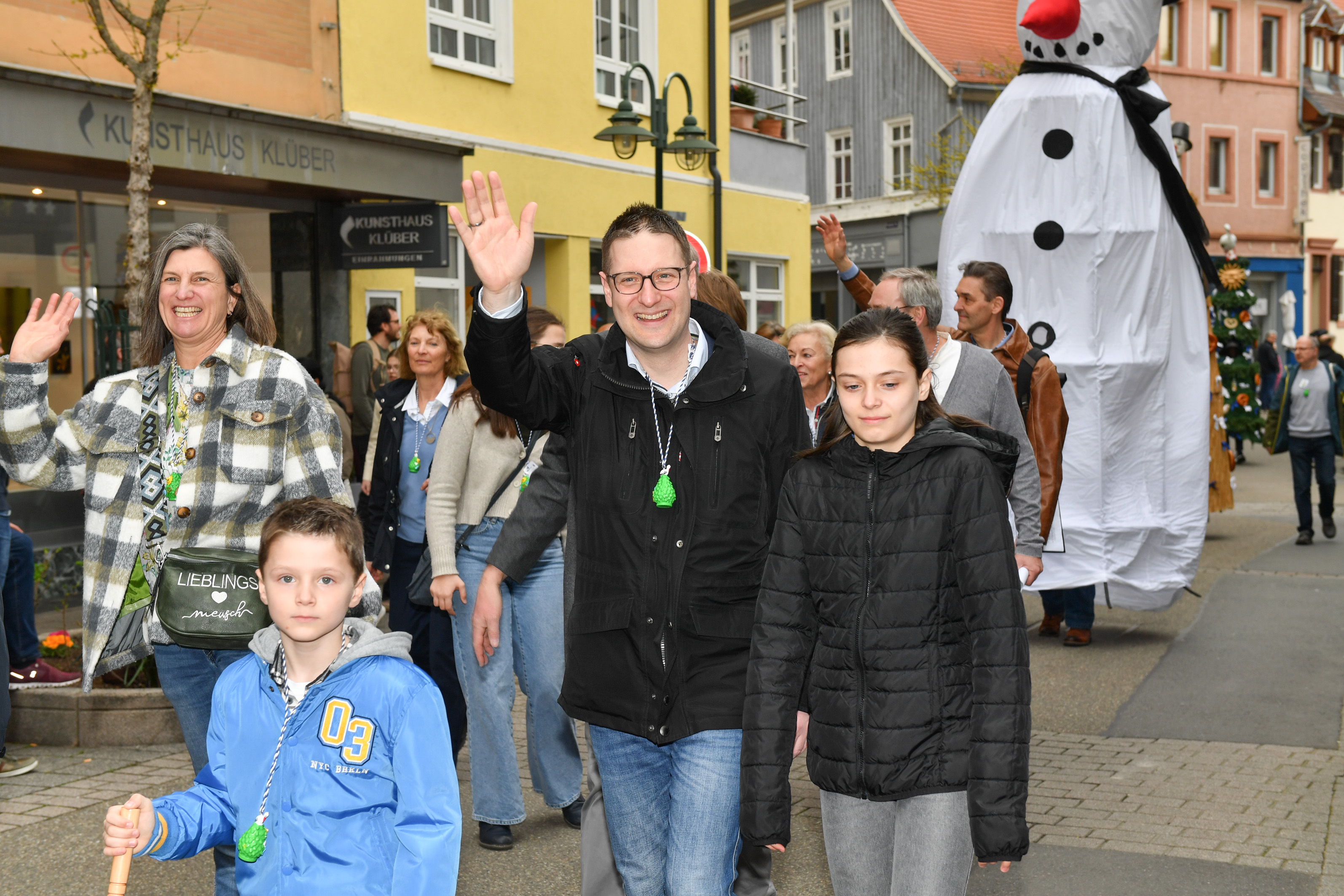 der-schneemann-f-r-den-sommertagszug-in-weinheim-wird-fit-gemacht-wnoz
