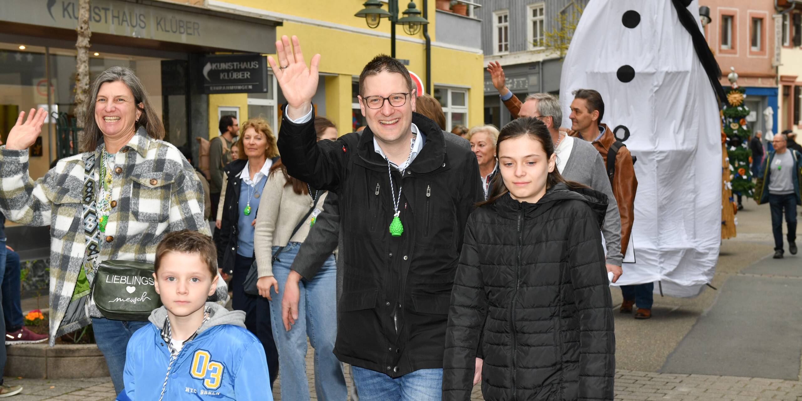Der Schneemann F r Den Sommertagszug In Weinheim Wird Fit Gemacht WNOZ der-schneemann-f-r-den-sommertagszug-in-weinheim-wird-fit-gemacht-wnoz