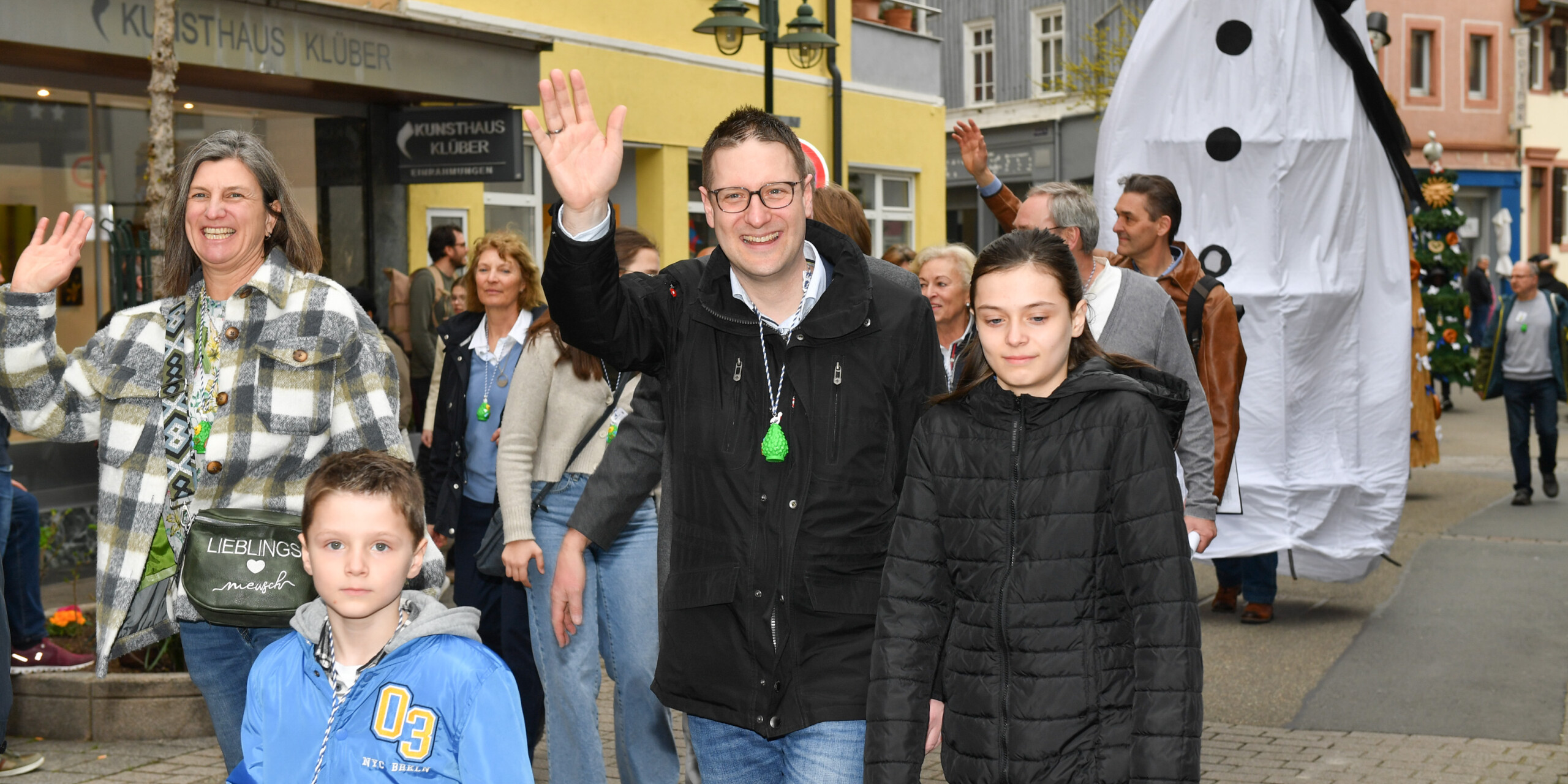 Der Weinheimer Oberbürgermeister Manuel Just ist beim Weinheimer Sommertagszug natürlich auch mit dabei. Der Weinheimer Oberbürgermeister Manuel Just ist beim Weinheimer Sommertagszug natürlich auch mit dabei.
