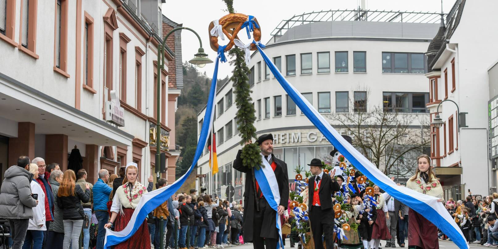 Der Schneemann führt den Weinheimer Sommertagszug an, der auch durch die Bahnhofstraße führt. Der Schneemann führt den Weinheimer Sommertagszug an, der auch durch die Bahnhofstraße führt.