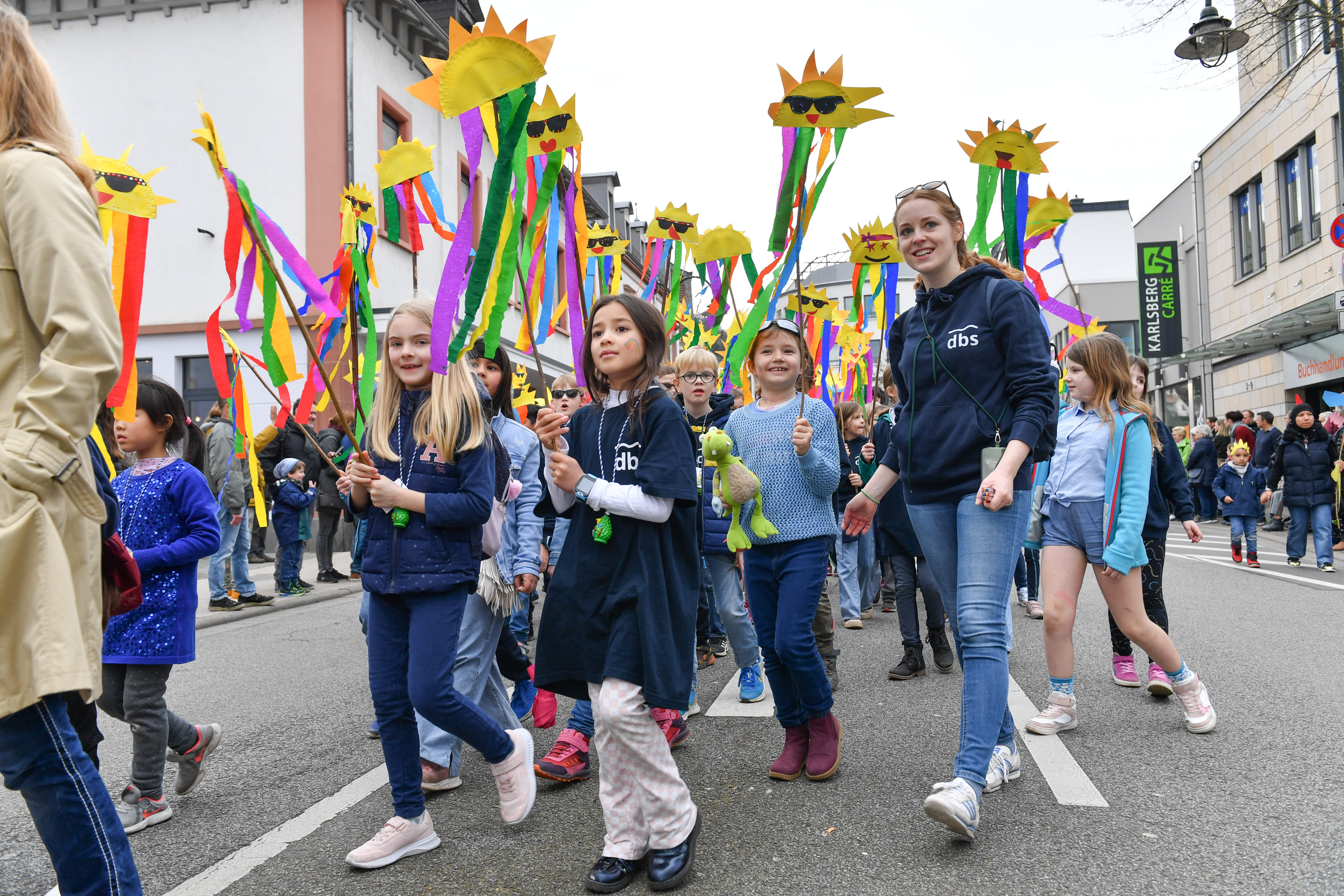 der-schneemann-f-r-den-sommertagszug-in-weinheim-wird-fit-gemacht-wnoz