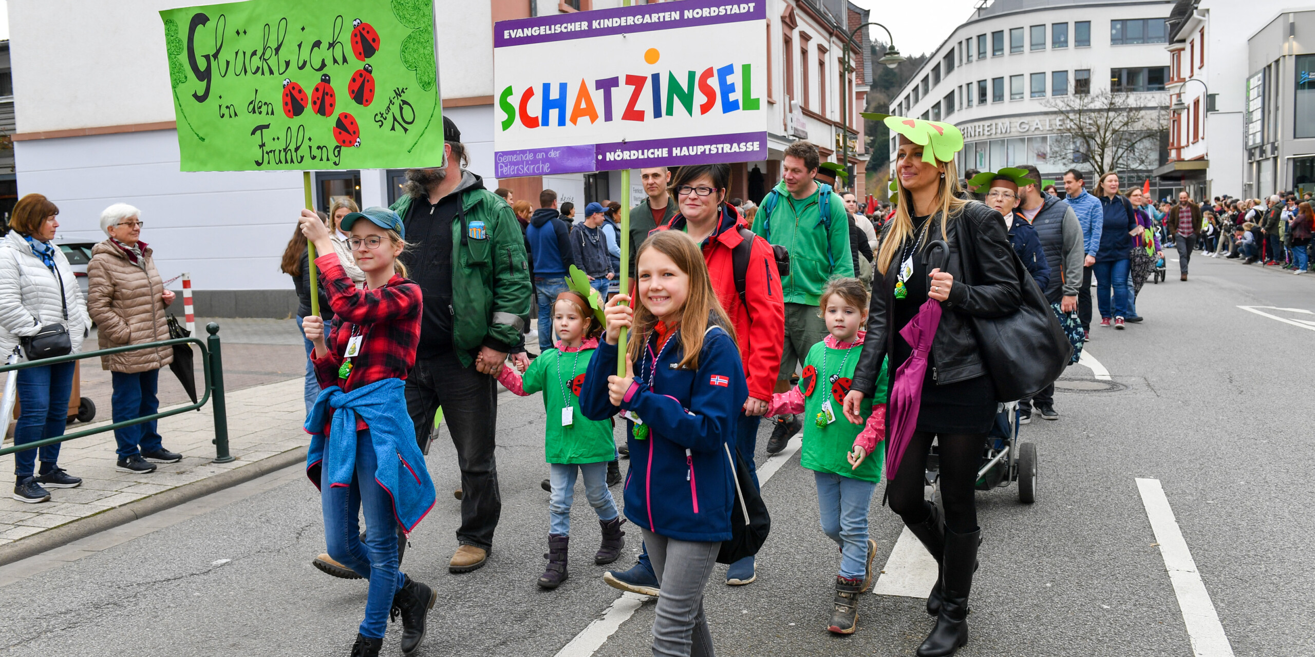 Der Kindergarten Schatzinsel aus der Weinheimer Nordstadt nahm ebenfalls am Weinheimer Sommertagszug teil. Der Kindergarten Schatzinsel aus der Weinheimer Nordstadt nahm ebenfalls am Weinheimer Sommertagszug teil.