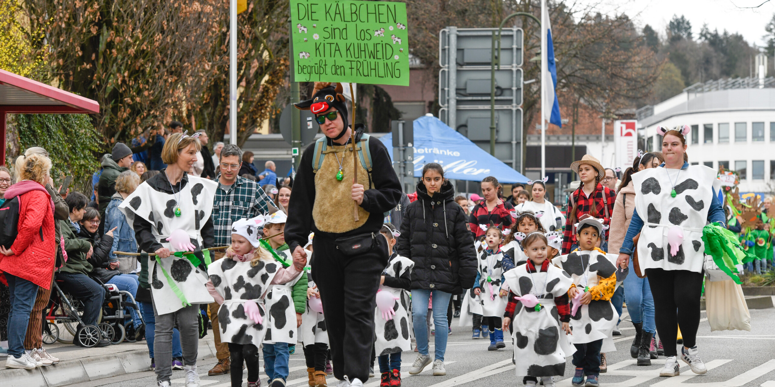 "Die Kälbchen sind los" war das Motto der Kita Kuhweid im Jahr 2023. "Die Kälbchen sind los" war das Motto der Kita Kuhweid im Jahr 2023.