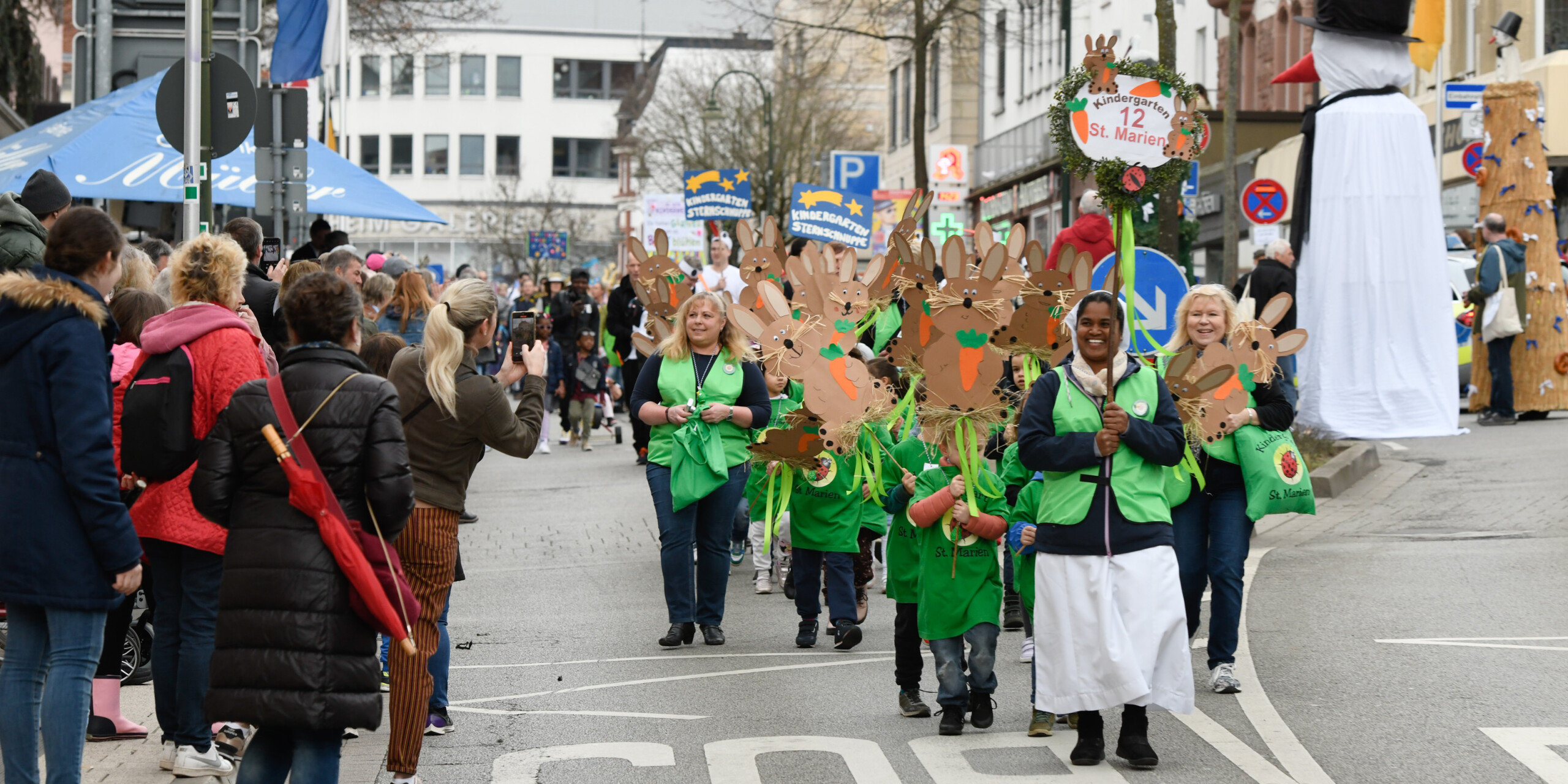 Viel Applaus erhielt der Kindergarten St. Marien beim Weinheimer Sommertagszug auch in der Bahnhofstraße. Viel Applaus erhielt der Kindergarten St. Marien beim Weinheimer Sommertagszug auch in der Bahnhofstraße.