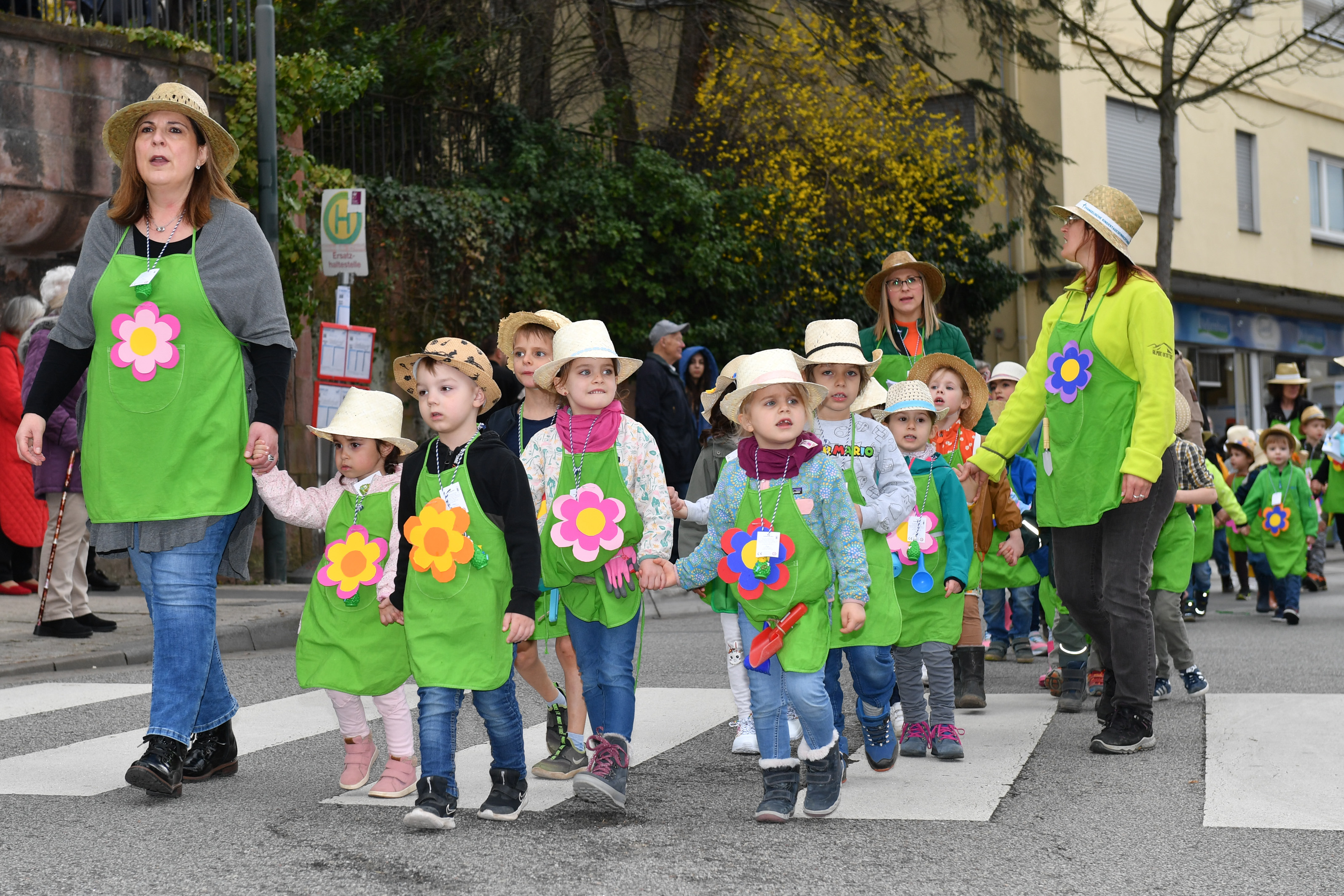 Der Schneemann für den Sommertagszug in Weinheim wird fit gemacht WNOZ
