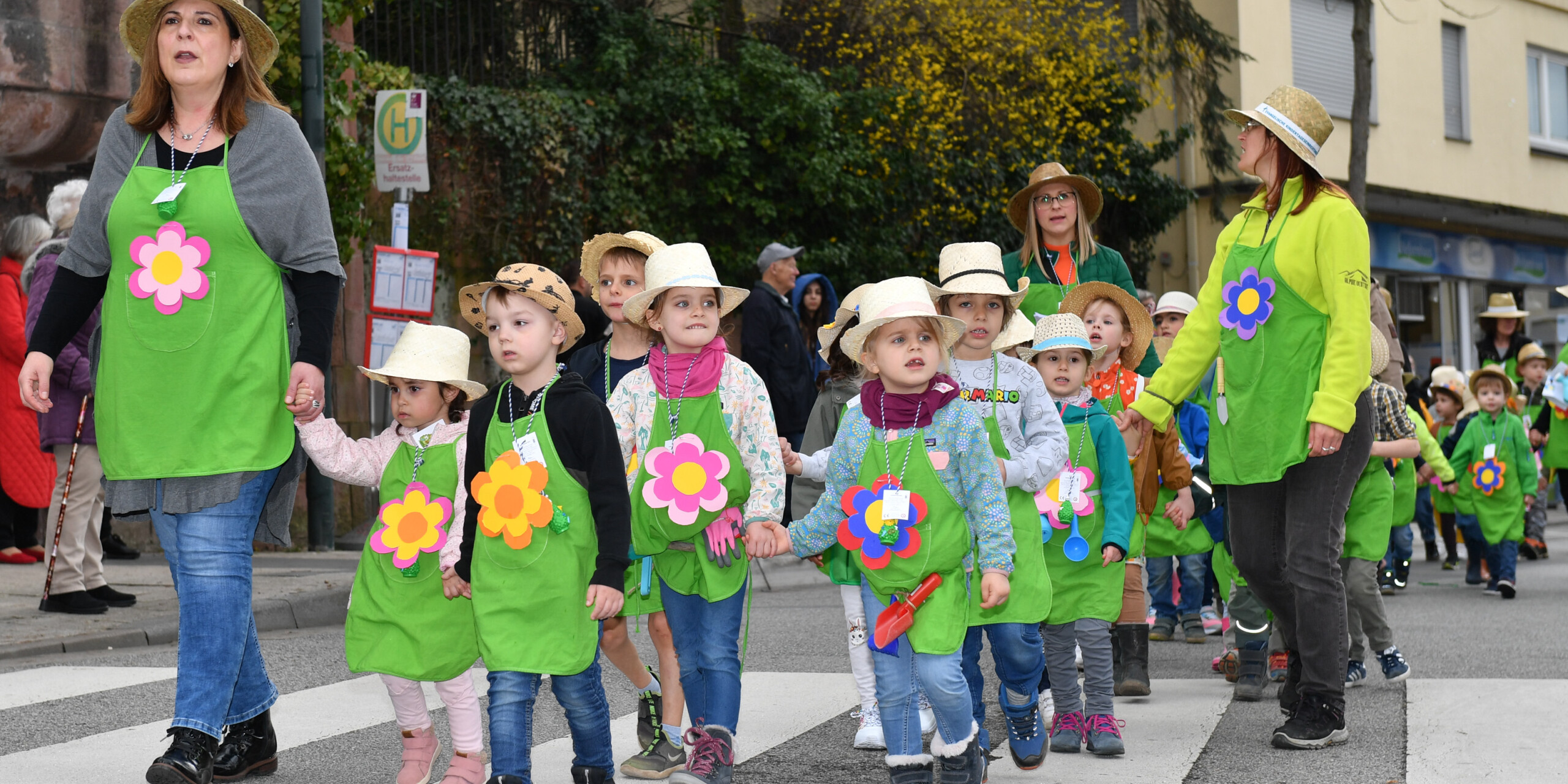 Die kleinen Gärtner beim Sommertagszug Weinheim repräsentierten den Kindergarten Kindernest. Die kleinen Gärtner beim Sommertagszug Weinheim repräsentierten den Kindergarten Kindernest.