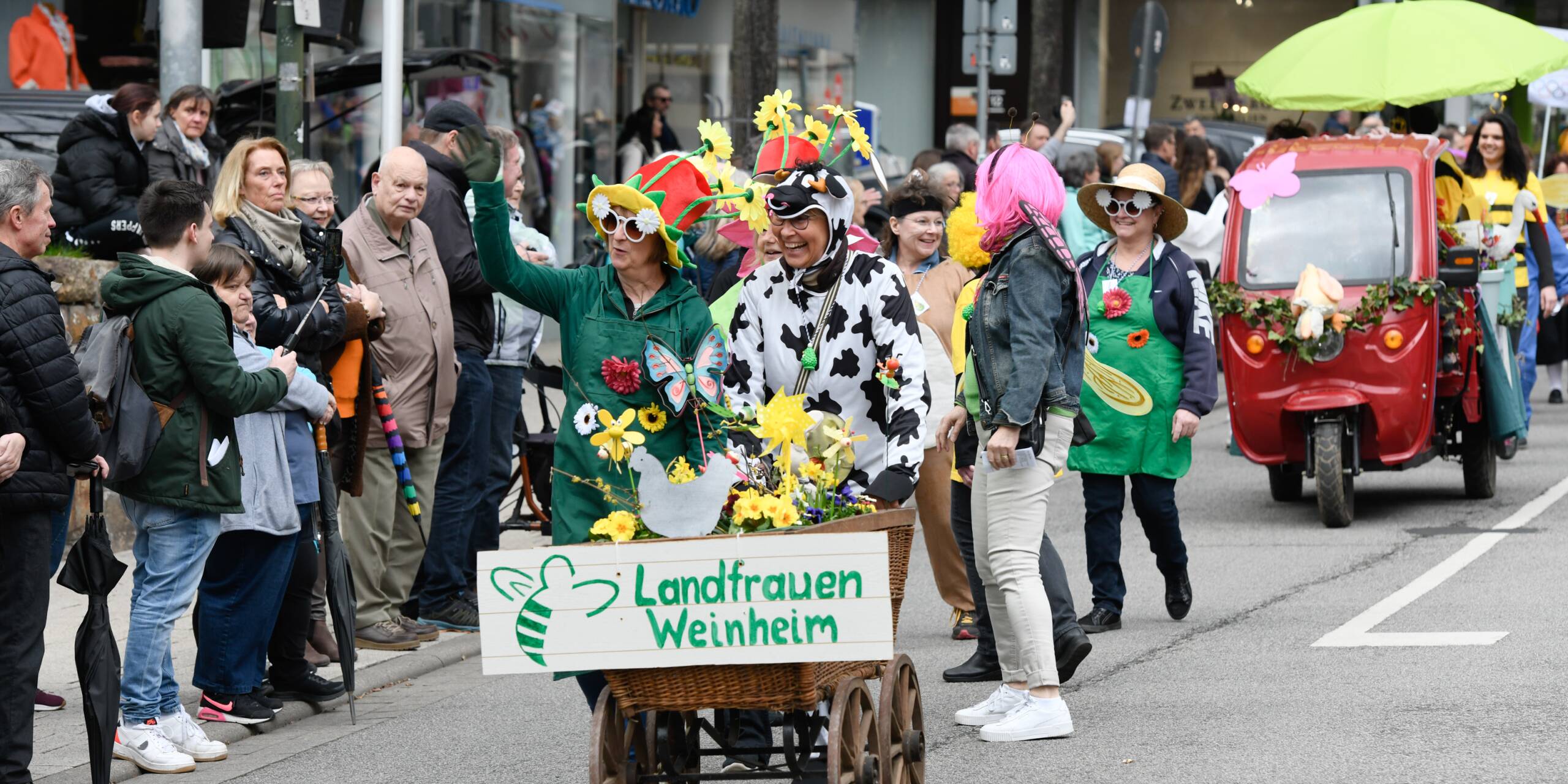 Blumen, Schmetterlinge und jede Menge gute Laune prägten die Gruppe der Landfrauen Weinheim.