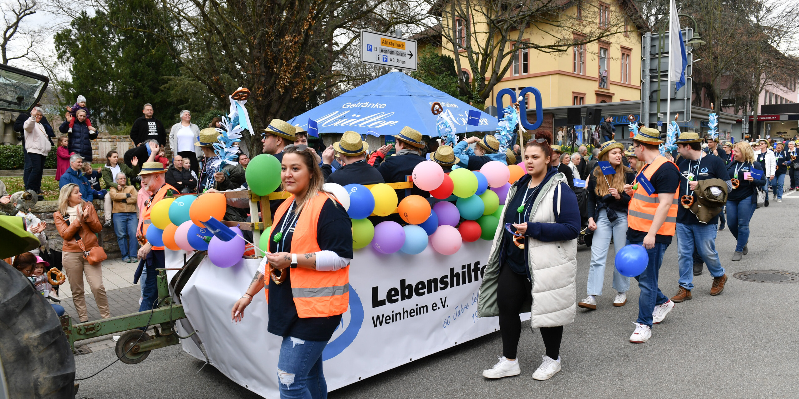 Die Lebenshilfe Weinheim hatte ihren Wagen beim Weinheimer Sommertagszug mit vielen Luftballons geschmückt. Die Lebenshilfe Weinheim hatte ihren Wagen beim Weinheimer Sommertagszug mit vielen Luftballons geschmückt.