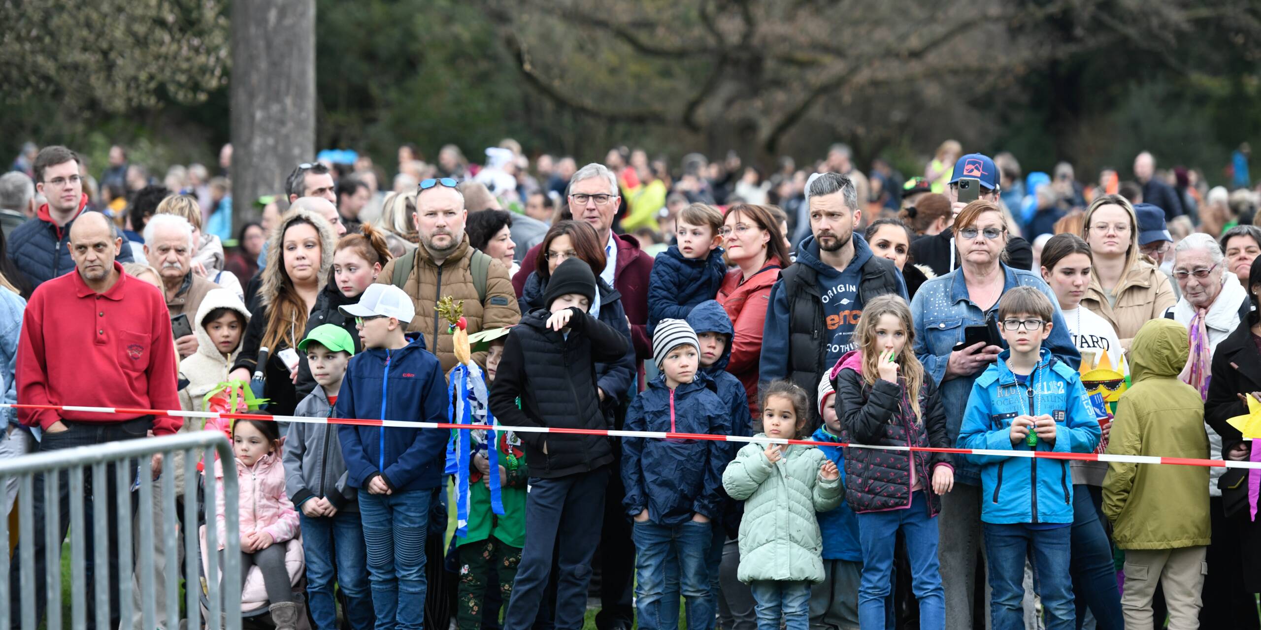 Tausende Zuschauer warten im Weinheimer Schlosspark darauf, dass endlich der Schneemann verbrannt wird und der Winter Geschichte ist.