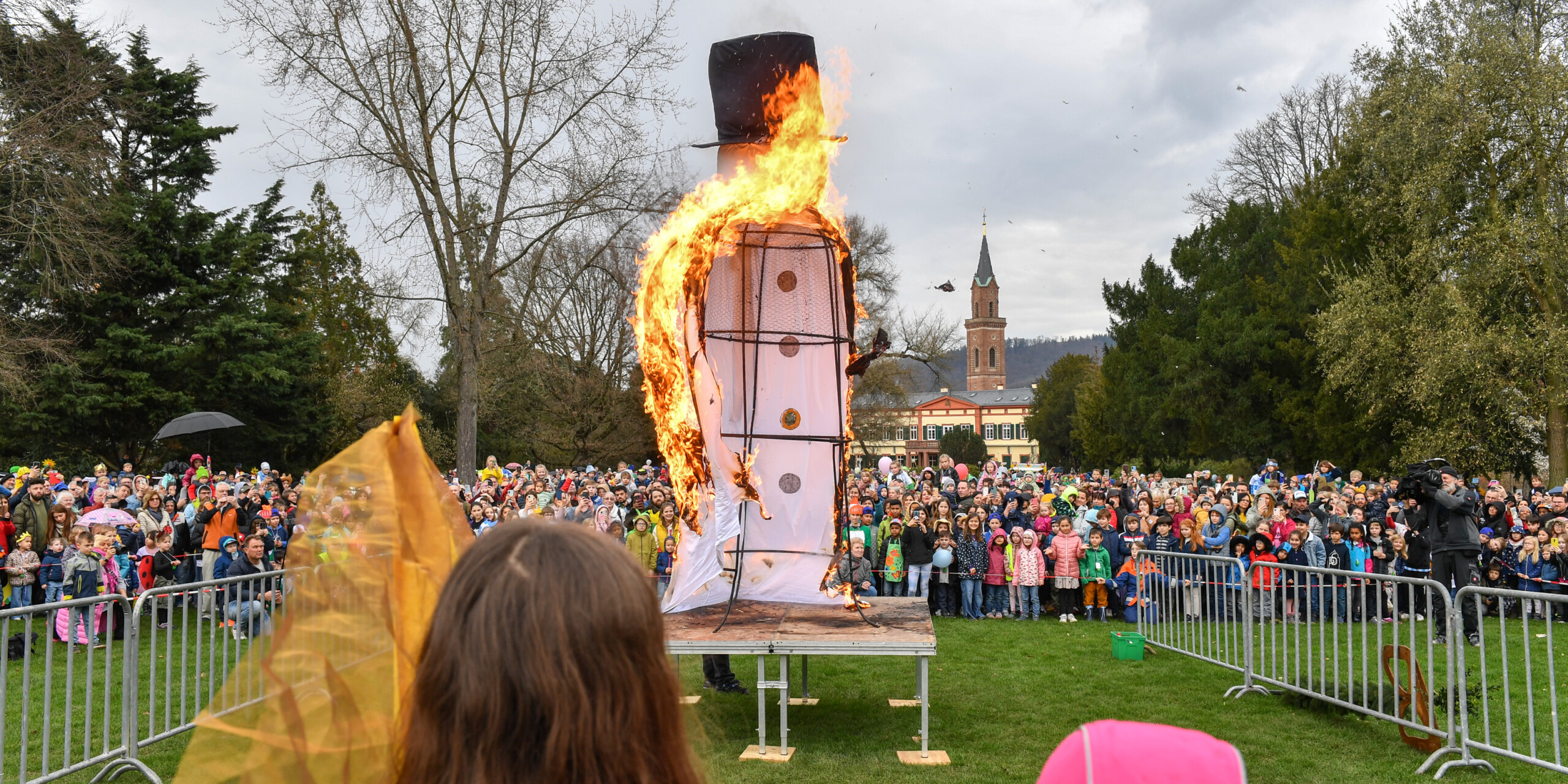 Winter ade: Der Schneemann wird im Weinheimer Schlosspark ein Raub der Flammen. Winter ade: Der Schneemann wird im Weinheimer Schlosspark ein Raub der Flammen.
