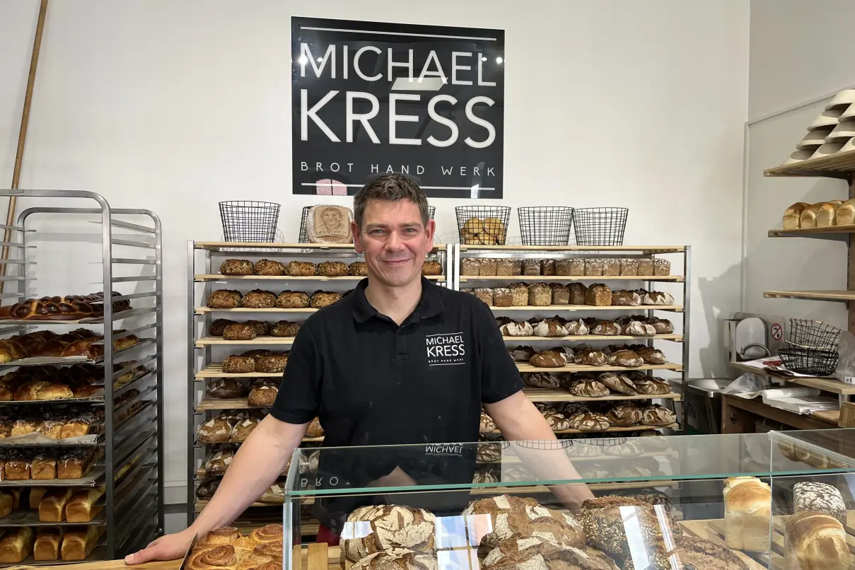 Sommertagszug Bäcker Kress hat die Brezel schon aus dem Ofen geholt WNOZ