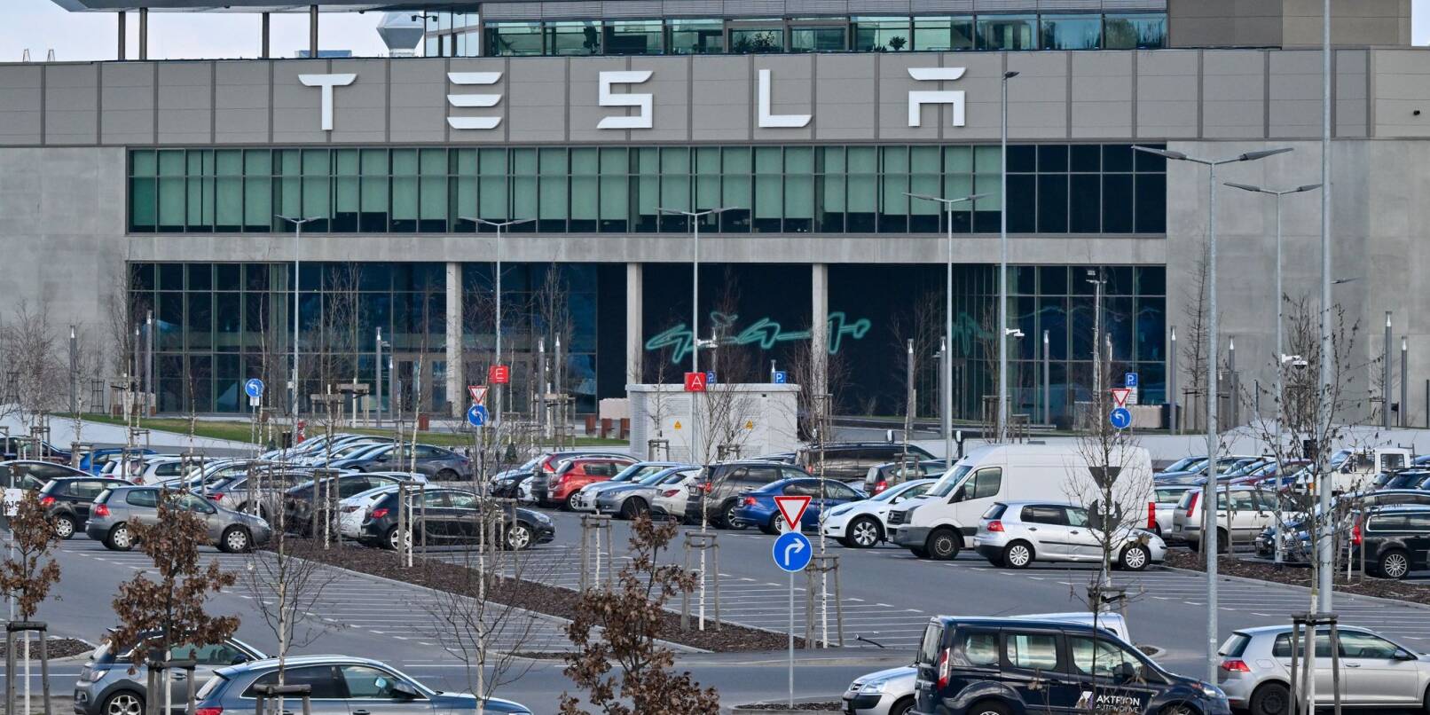 Die Tesla-Gigafactory in Grünheide. Nach dem Anschlag auf einen Strommast übernimmt die Bundesanwaltschaft die Ermittlungen.