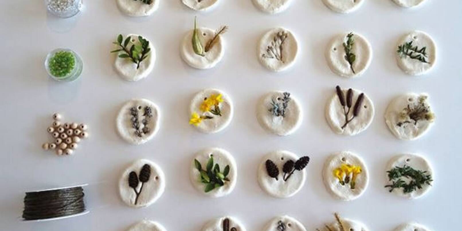 DIY: Salzteiganhänger mit Blüten und Blättern.