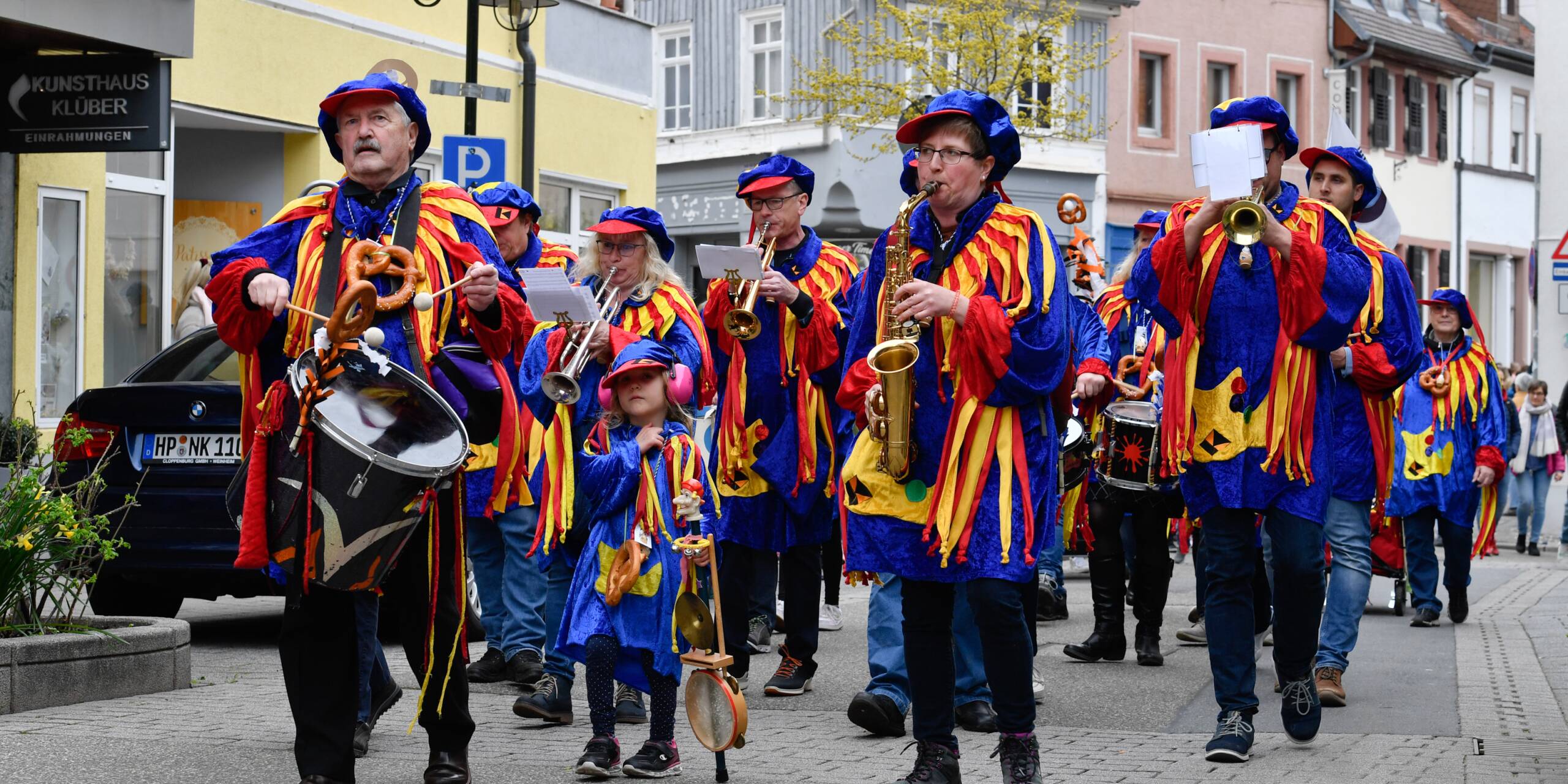 Die Guggemusik der Kolpingfamilie trommelt und trompetet durch die Weinheimer Hauptstraße.