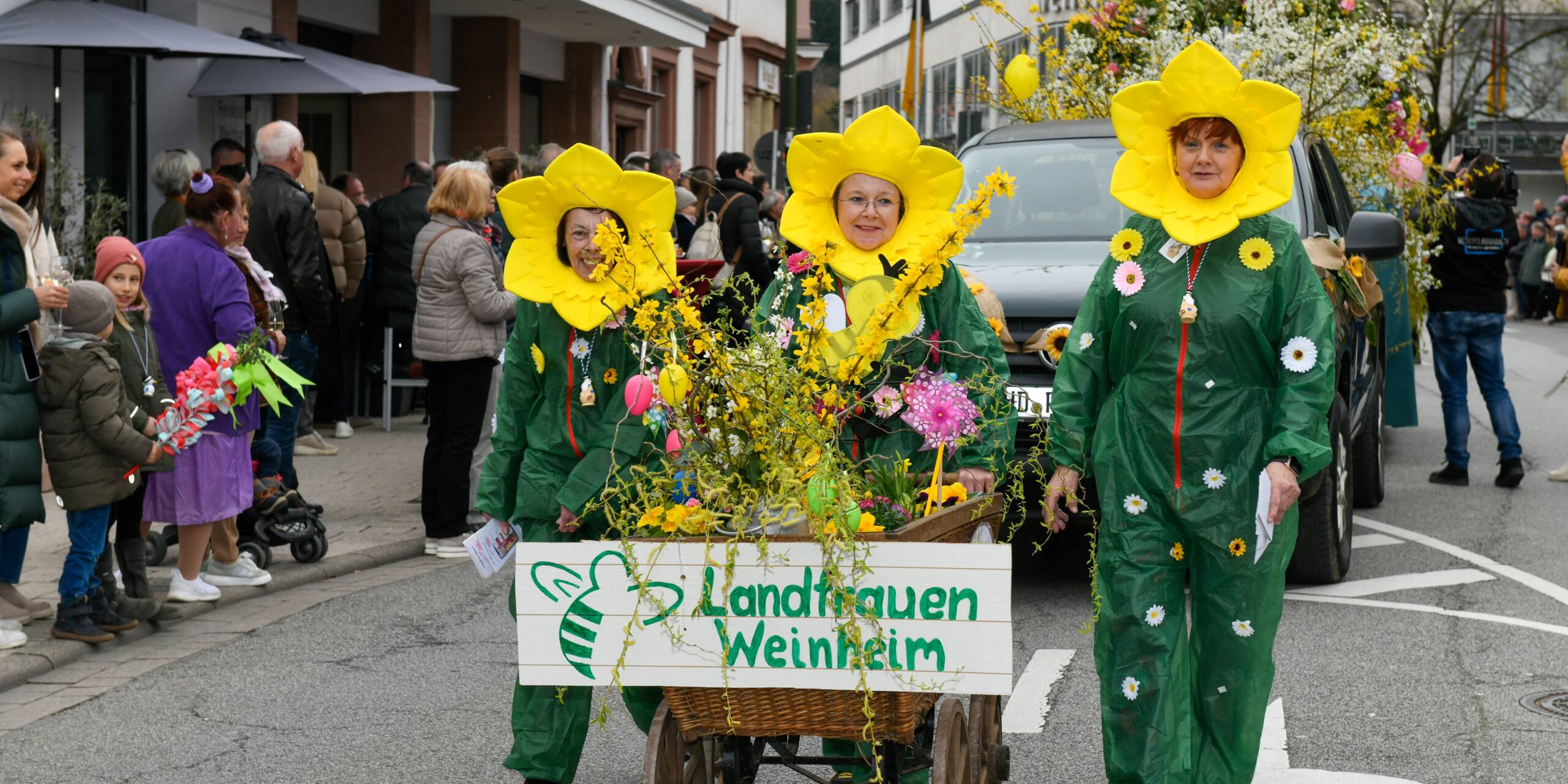 Mit dem blumigen Kopfschmuck des Landfrauenvereins Weinheim blüht der Frühling wahrhaftig auf.