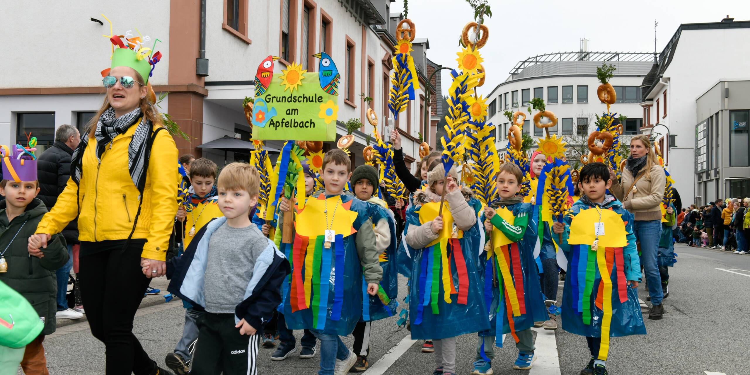 Die Grundschule am Apfelbach zeigte sich mit ihren Regenbogen-Kostümen besonders farbenfroh.
